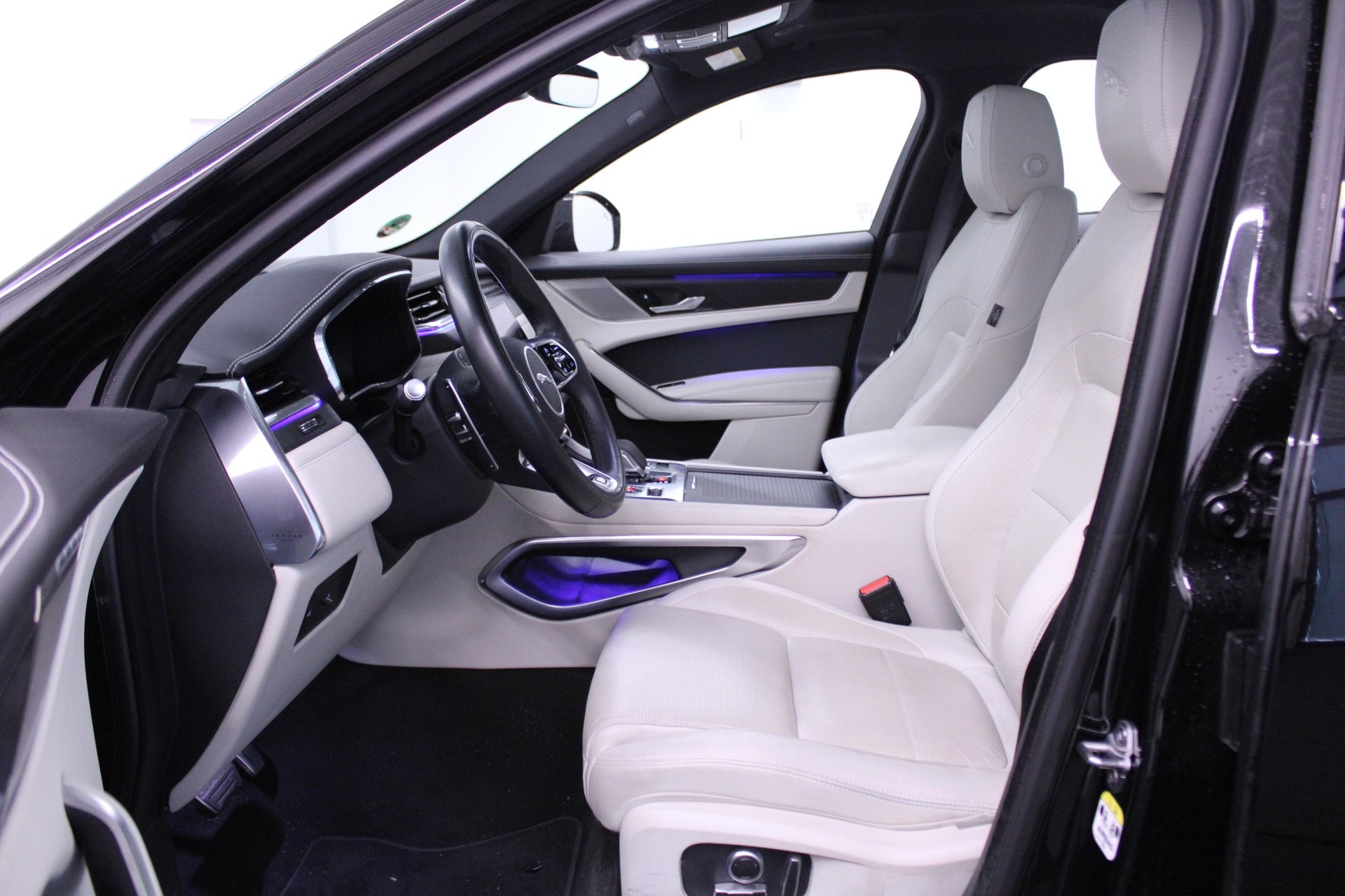 JAGUAR F-Pace 2.0 D I4 200 R-Dynamic S AWD *LEASING 1.99%*-image-7