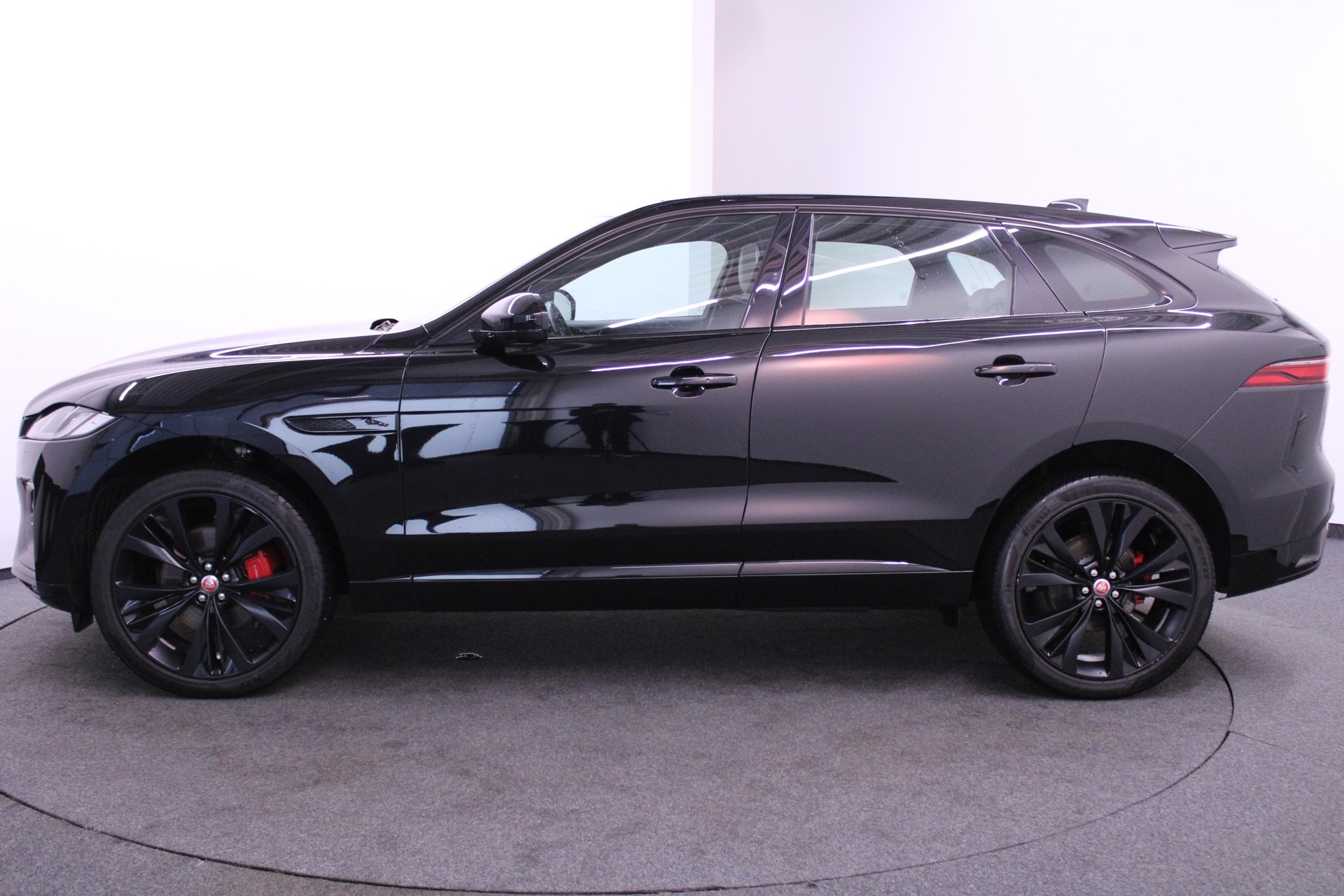 JAGUAR F-Pace 2.0 D I4 200 R-Dynamic S AWD-image-4