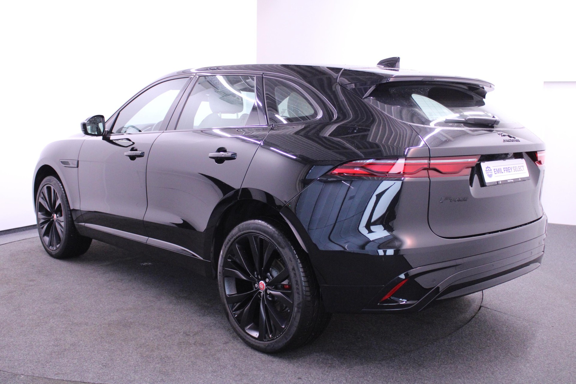 JAGUAR F-Pace 2.0 D I4 200 R-Dynamic S AWD-image-3