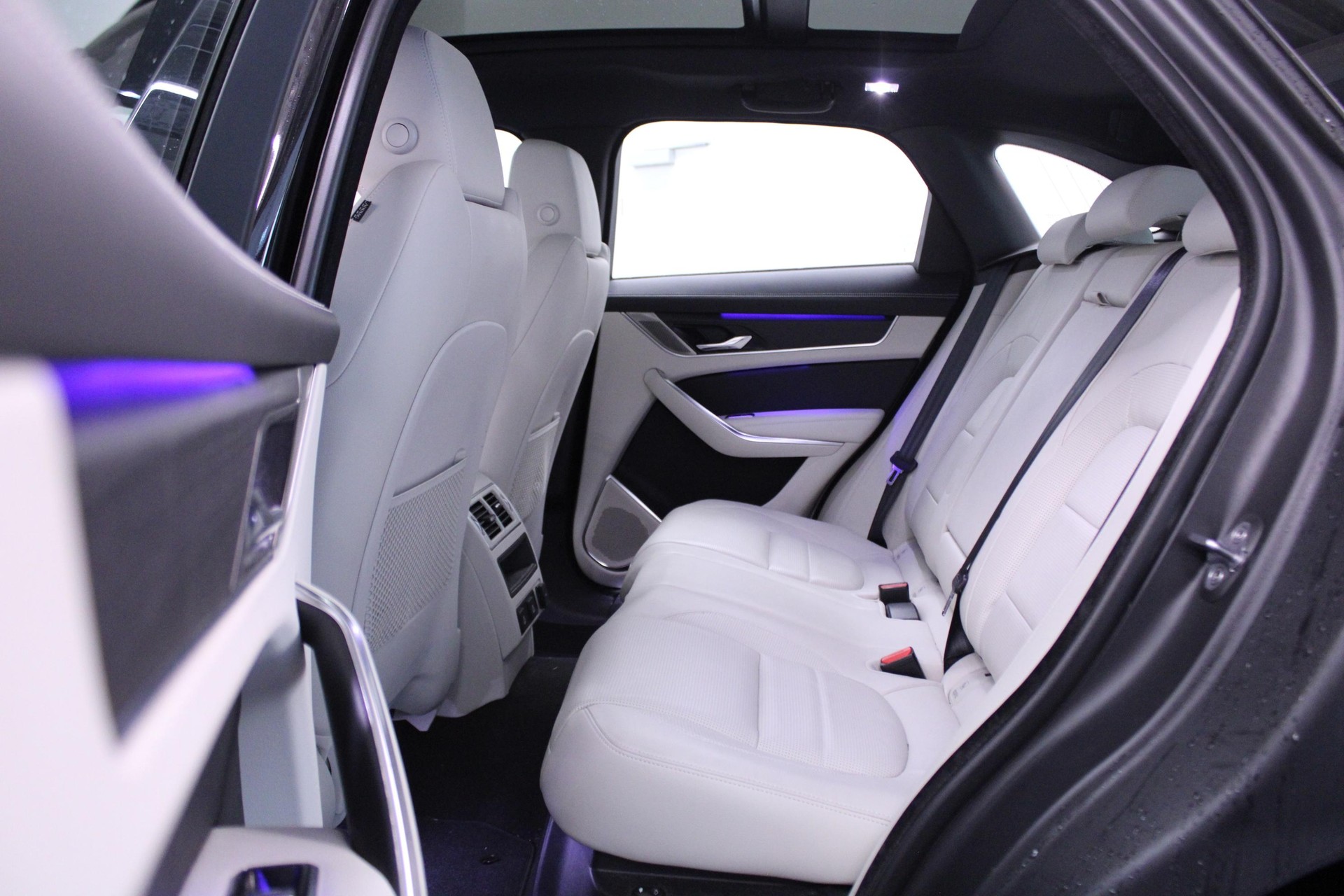 JAGUAR F-Pace 2.0 D I4 200 R-Dynamic S AWD-image-9