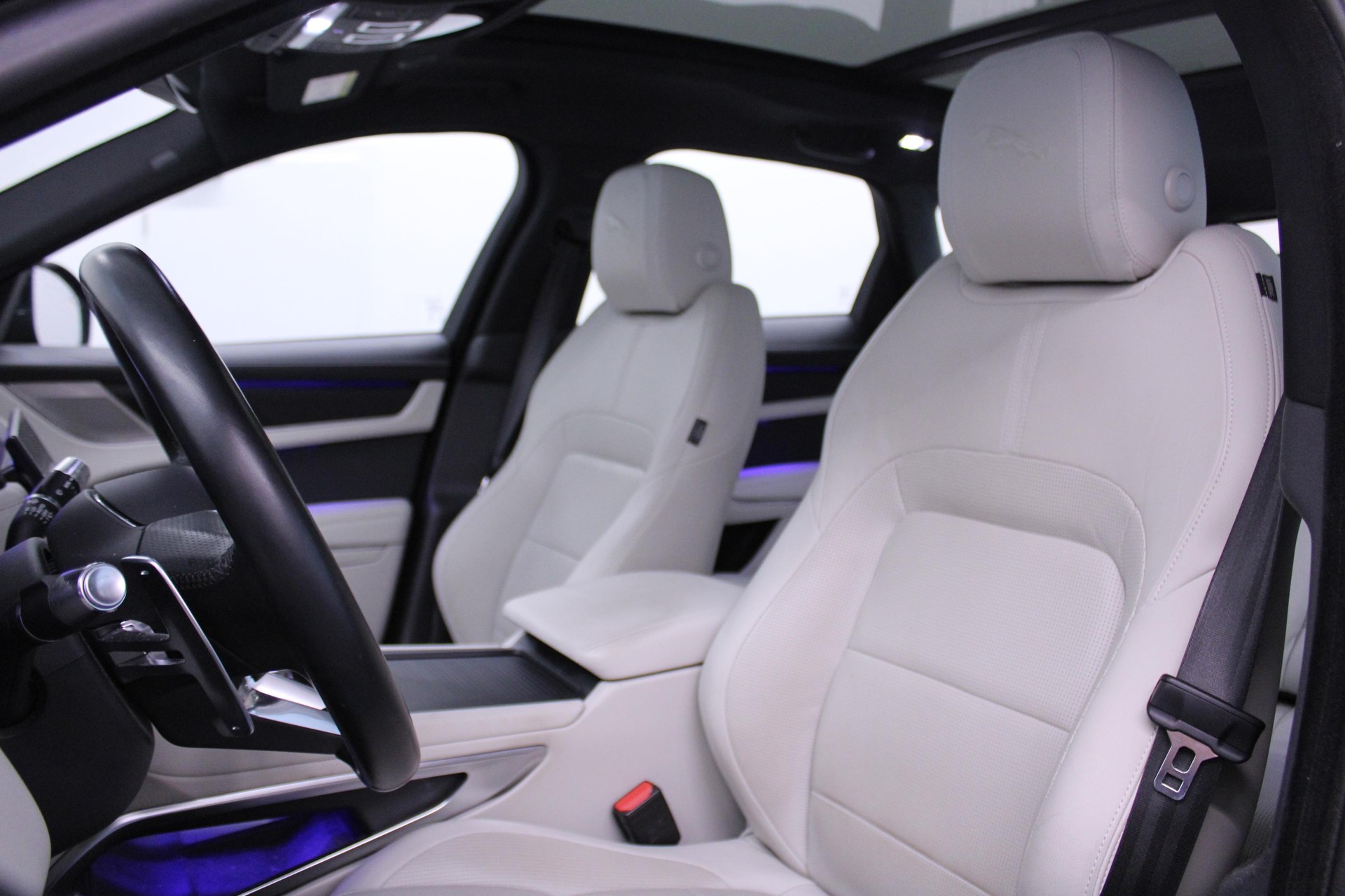 JAGUAR F-Pace 2.0 D I4 200 R-Dynamic S AWD-image-8