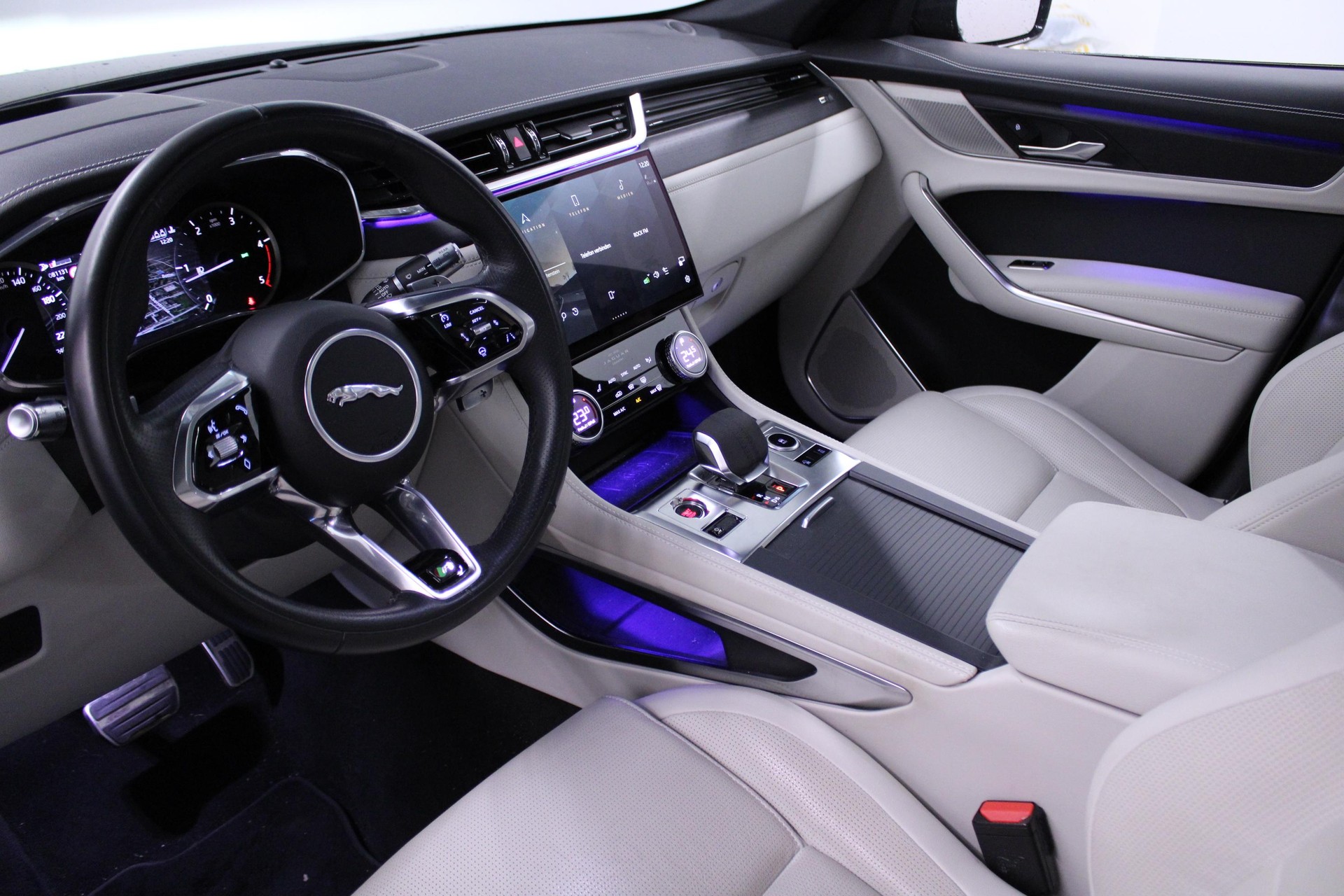 JAGUAR F-Pace 2.0 D I4 200 R-Dynamic S AWD-image-6