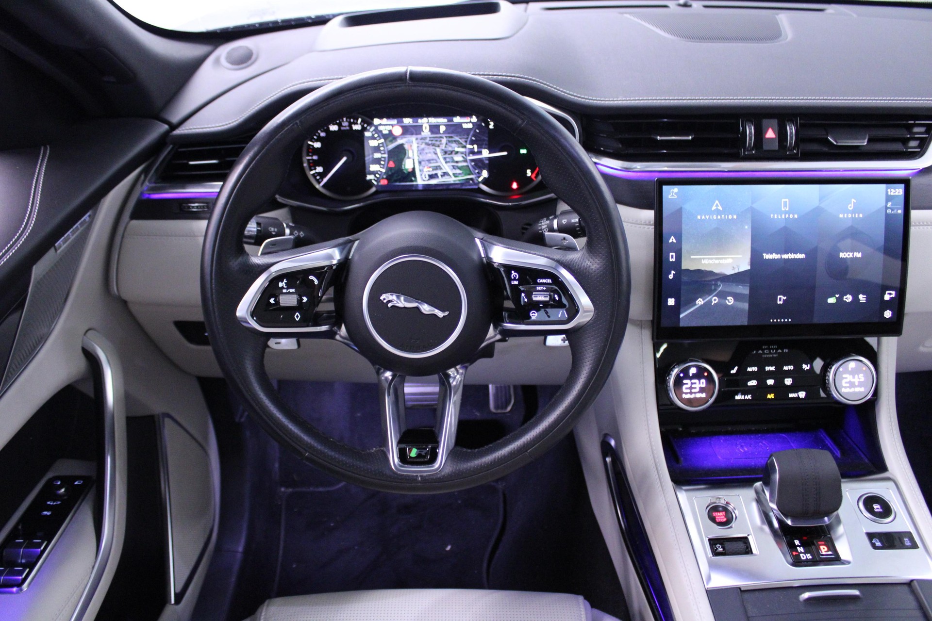 JAGUAR F-Pace 2.0 D I4 200 R-Dynamic S AWD-image-11
