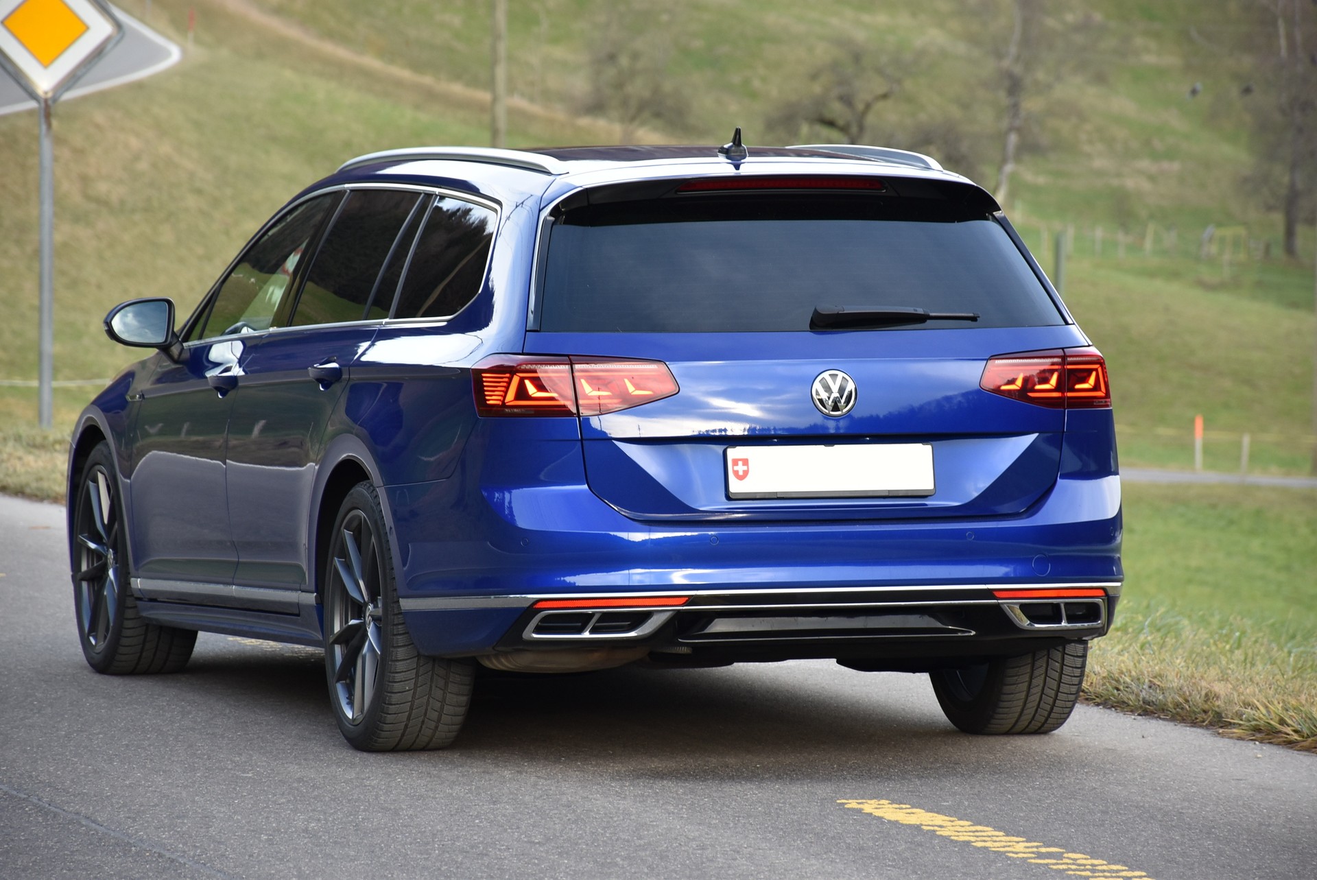 VW 2.0 TDI 240 Elegance DSG 4m-image-1