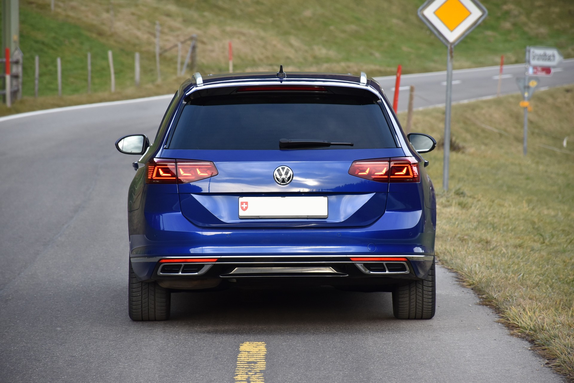 VW 2.0 TDI 240 Elegance DSG 4m-image-2