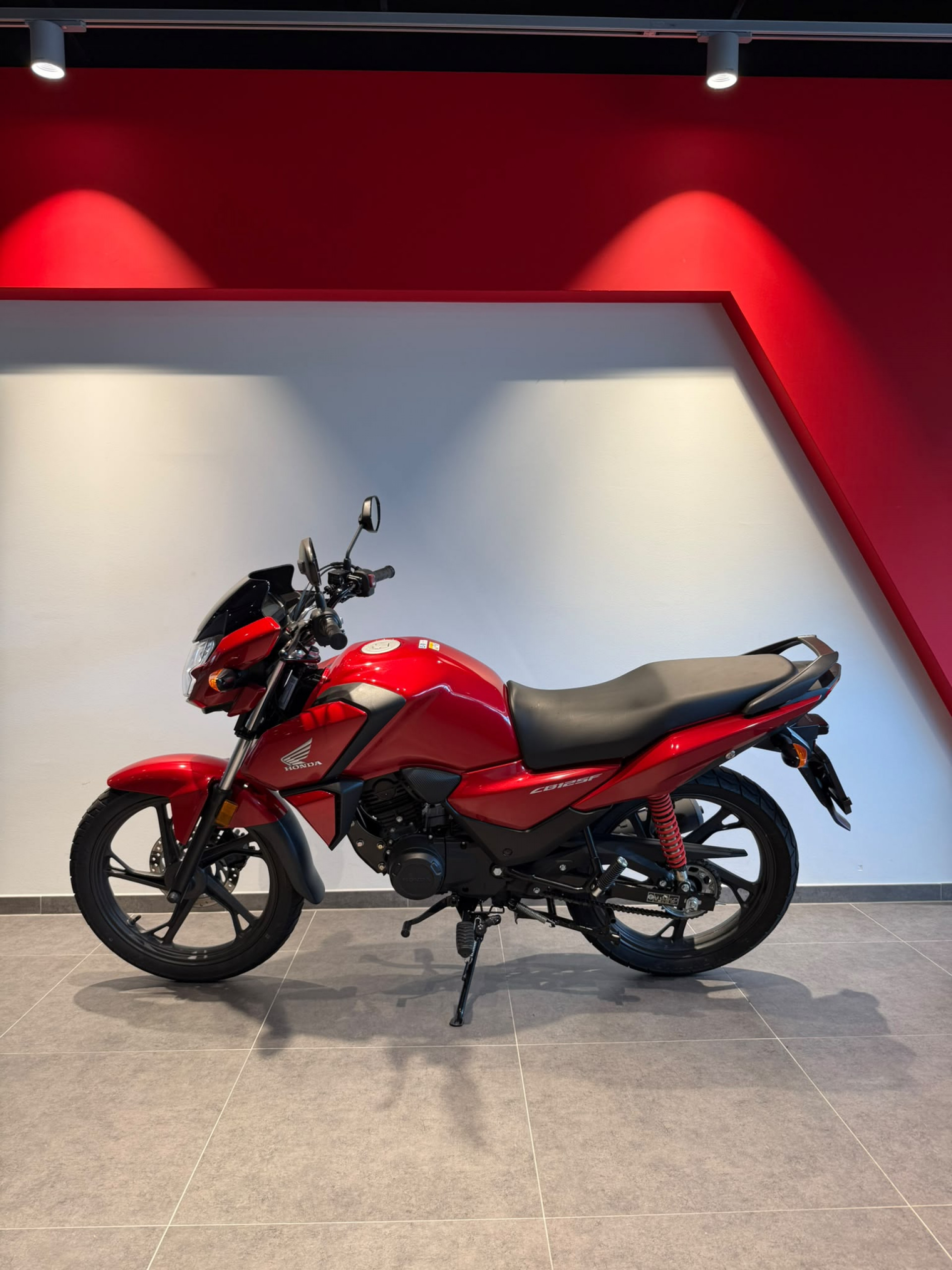 HONDA CB 125 F-showroom-element-1
