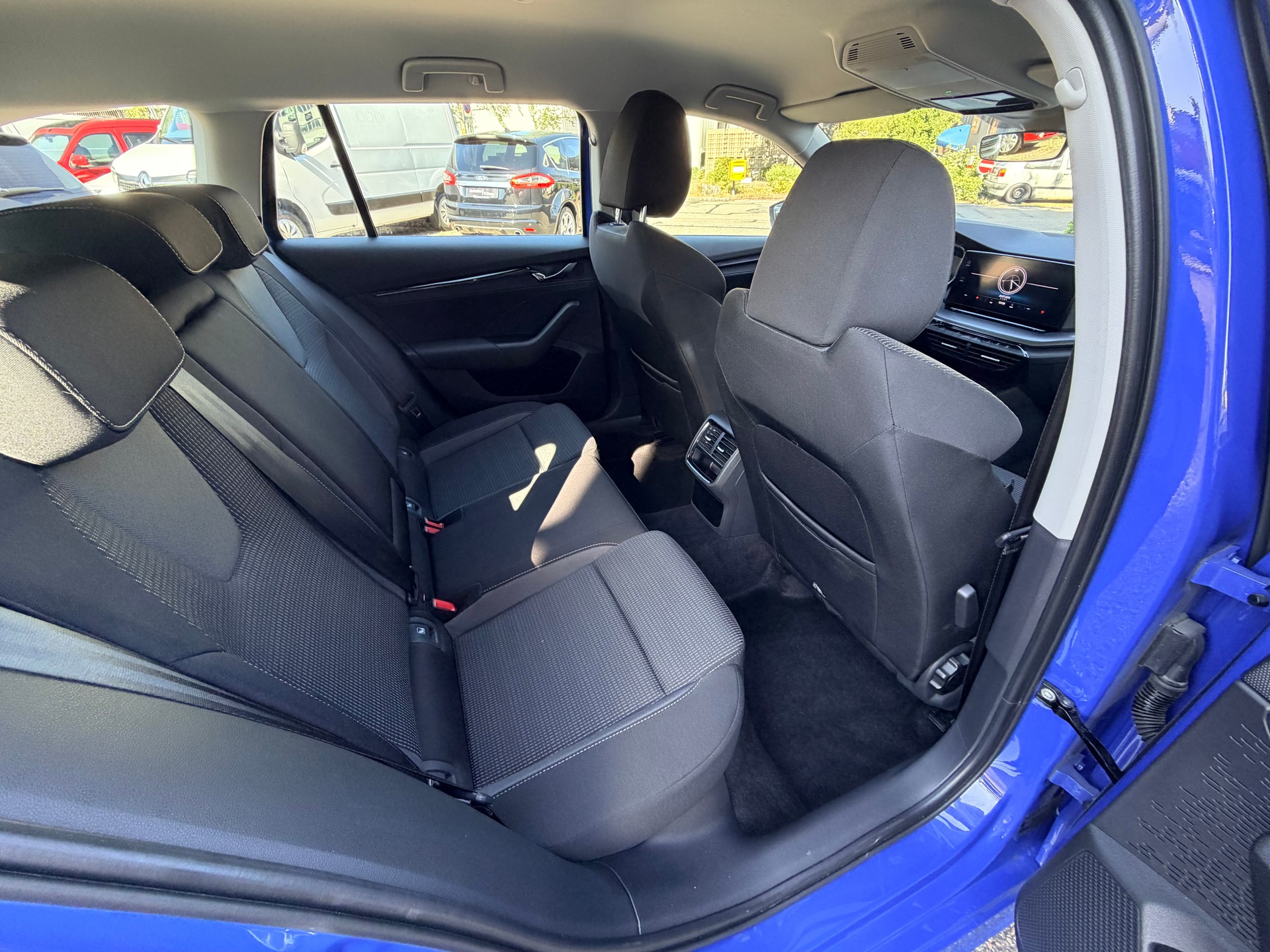 SKODA Octavia Combi 2.0 TDI DSG Ambition-image-10