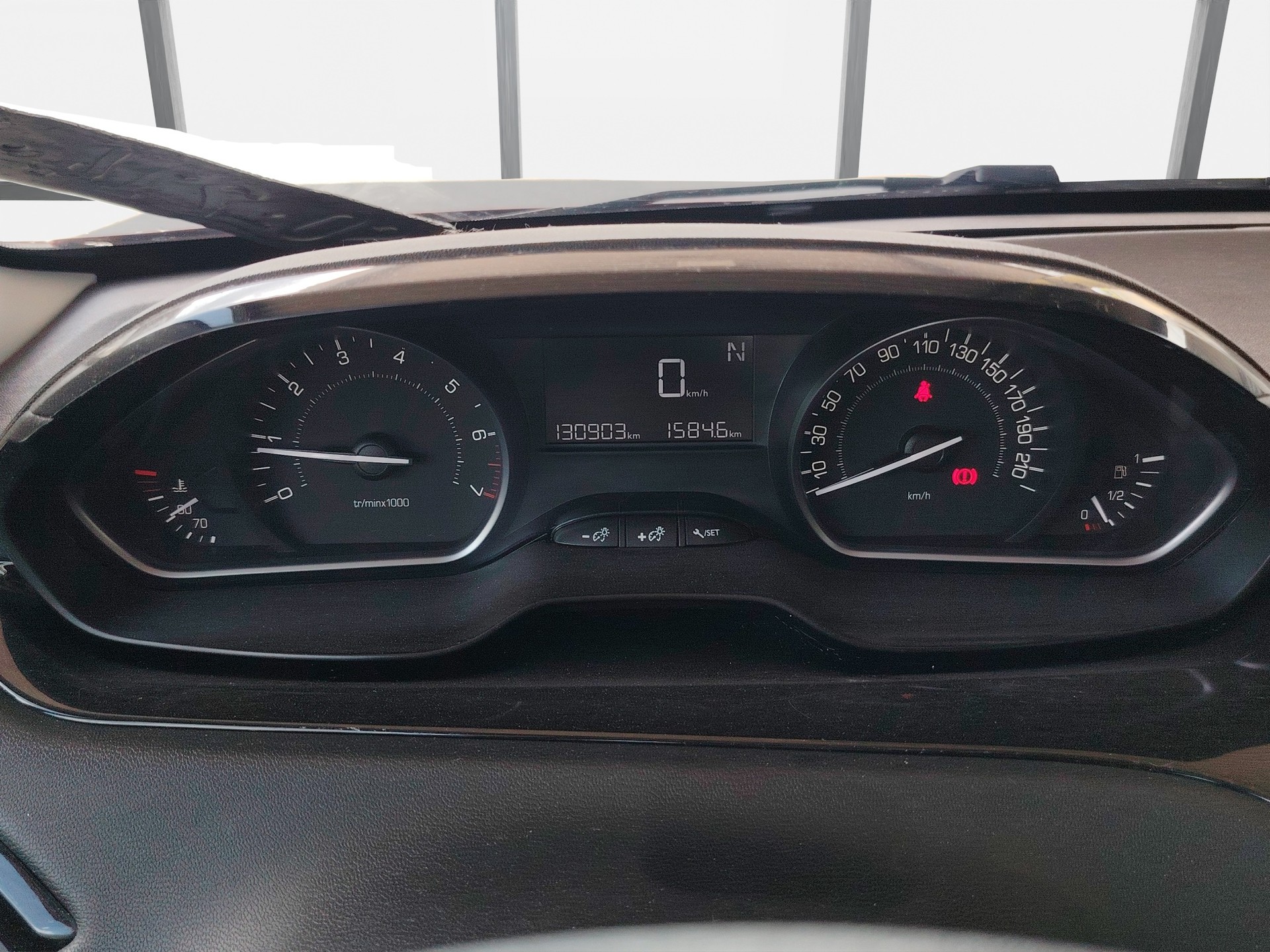PEUGEOT 208 1.2 e-VTI Active EGS5-image-10