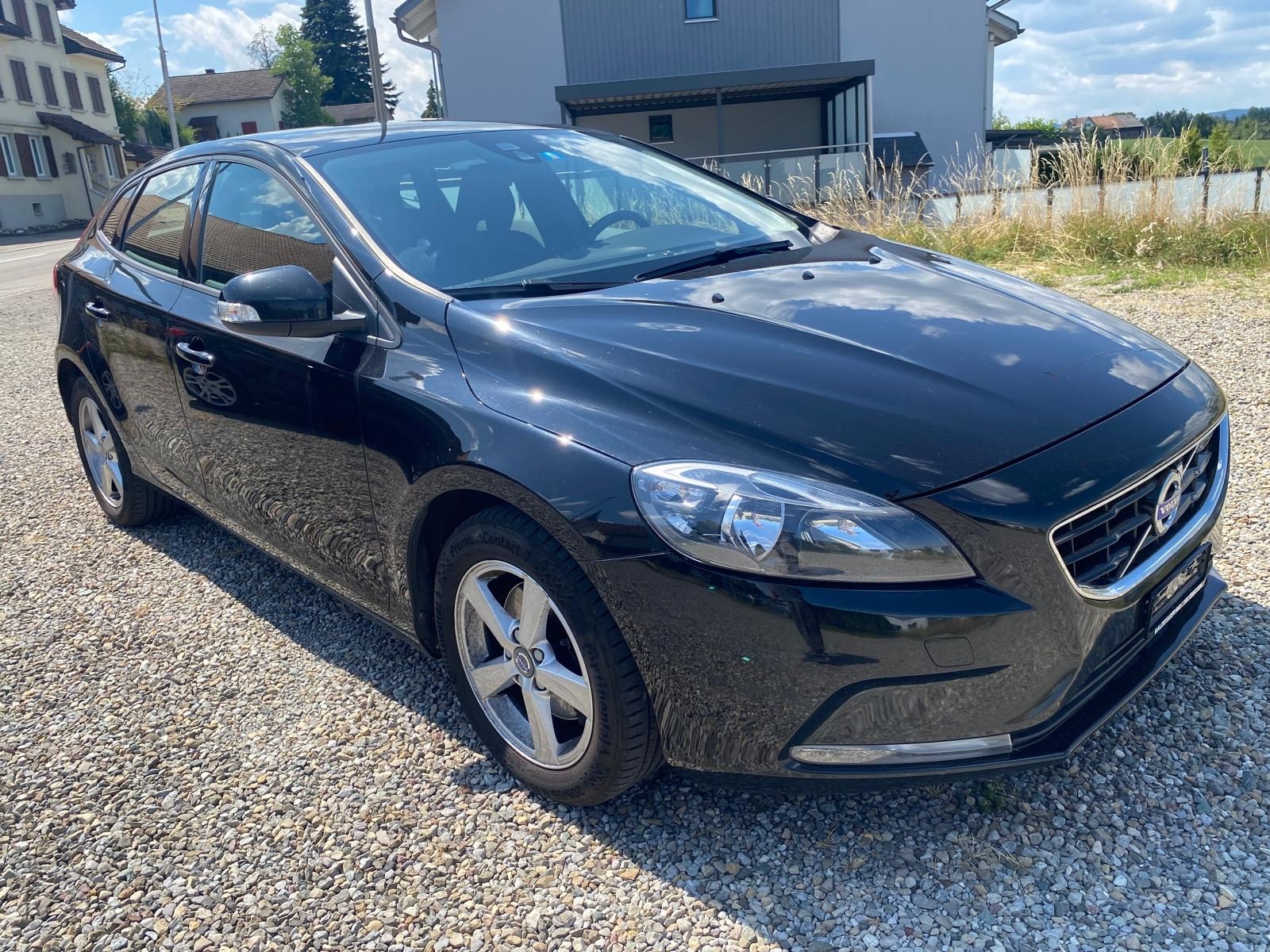 VOLVO V40 D2 Momentum-image-1