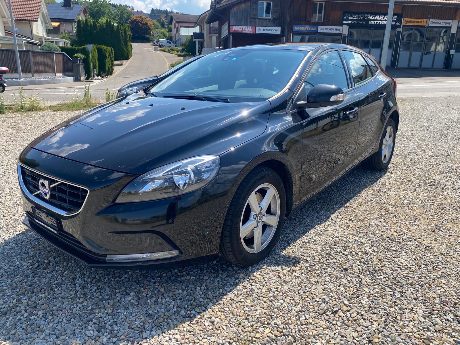 VOLVO V40 D2 Momentum-image-0