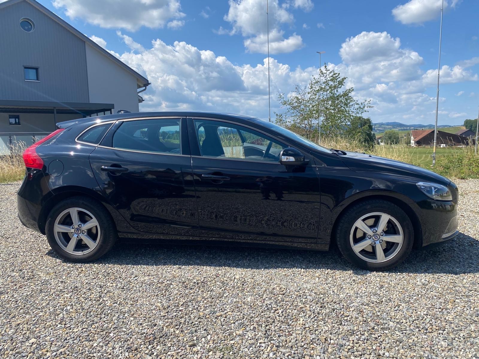 VOLVO V40 D2 Momentum-image-2