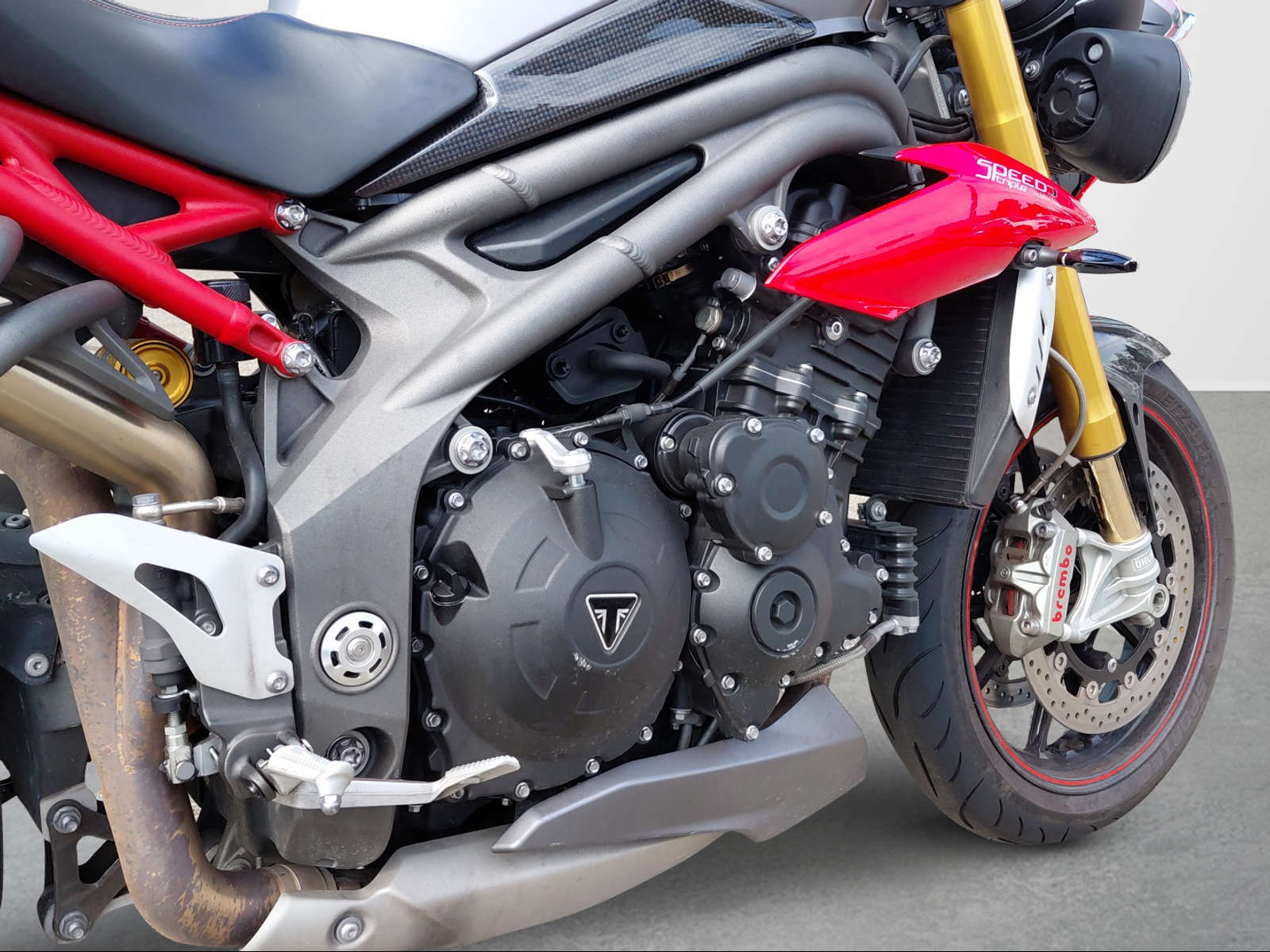 TRIUMPH Speed Triple R 1050 ABS-image-12