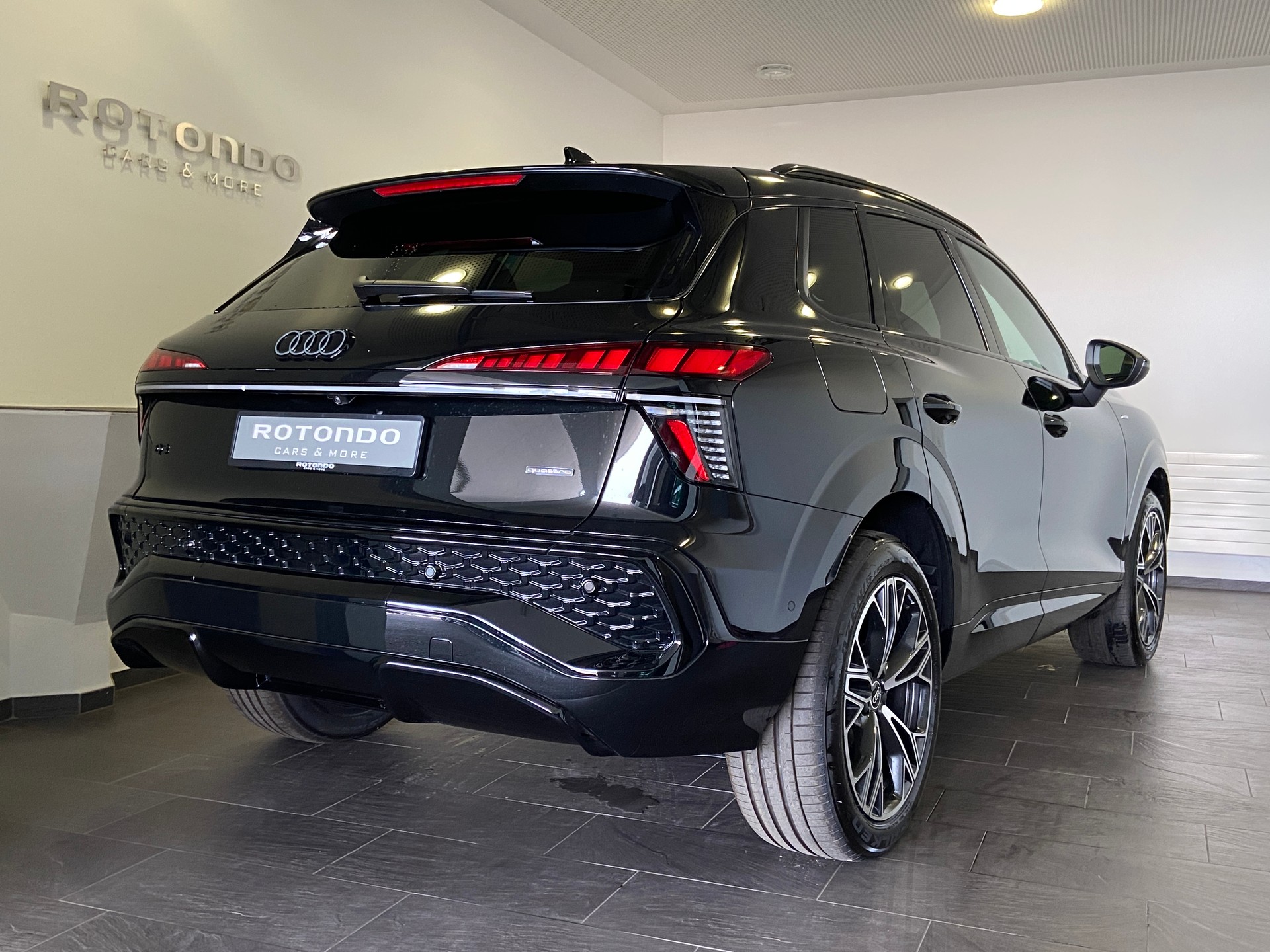 AUDI Q3 SUV TFSI quattro 204PS S-Line S tronic-image-1