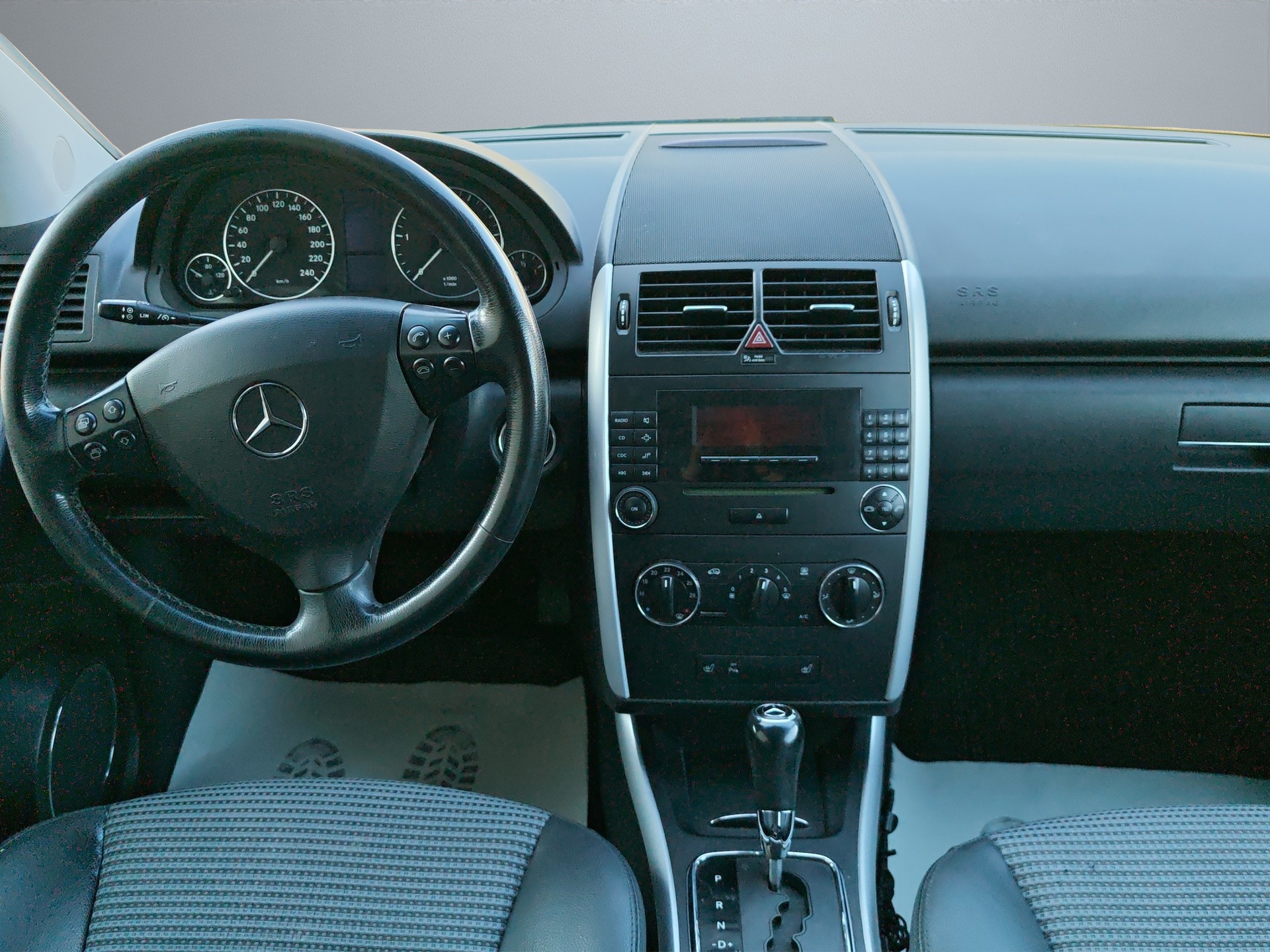 MERCEDES-BENZ A 200 CDI Elégance Autotronic-image-13