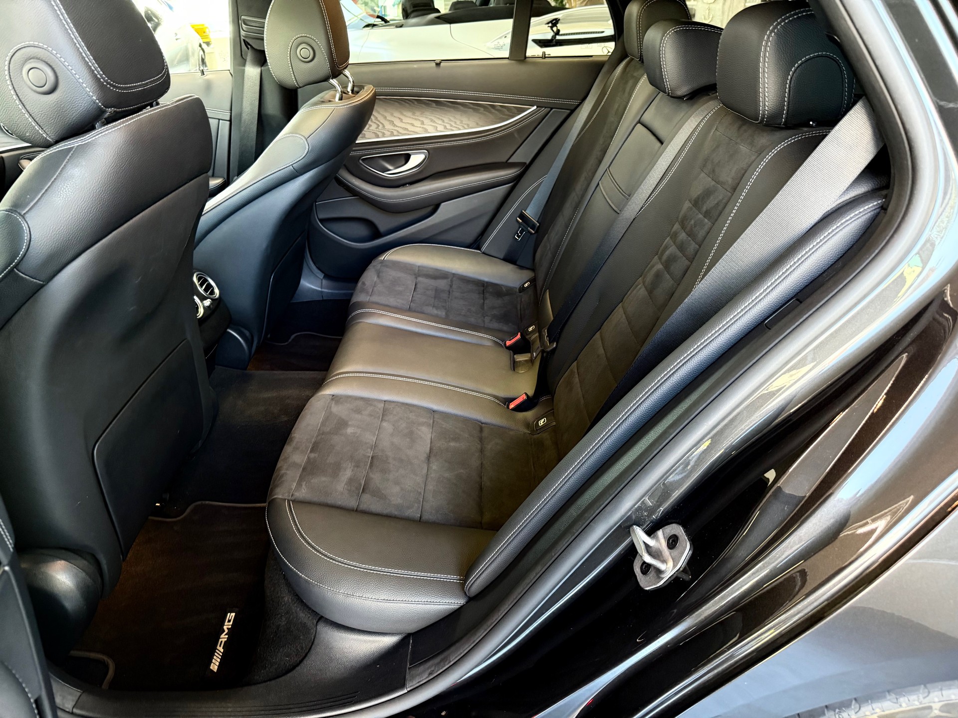 MERCEDES-BENZ E 220 d T 4Matic AMG Line 9G-Tronic-image-10