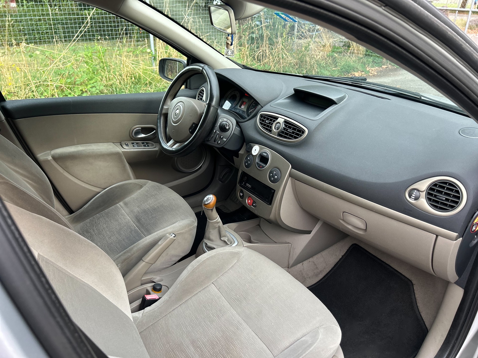 RENAULT Clio 1.6 16V Dynamique-image-9