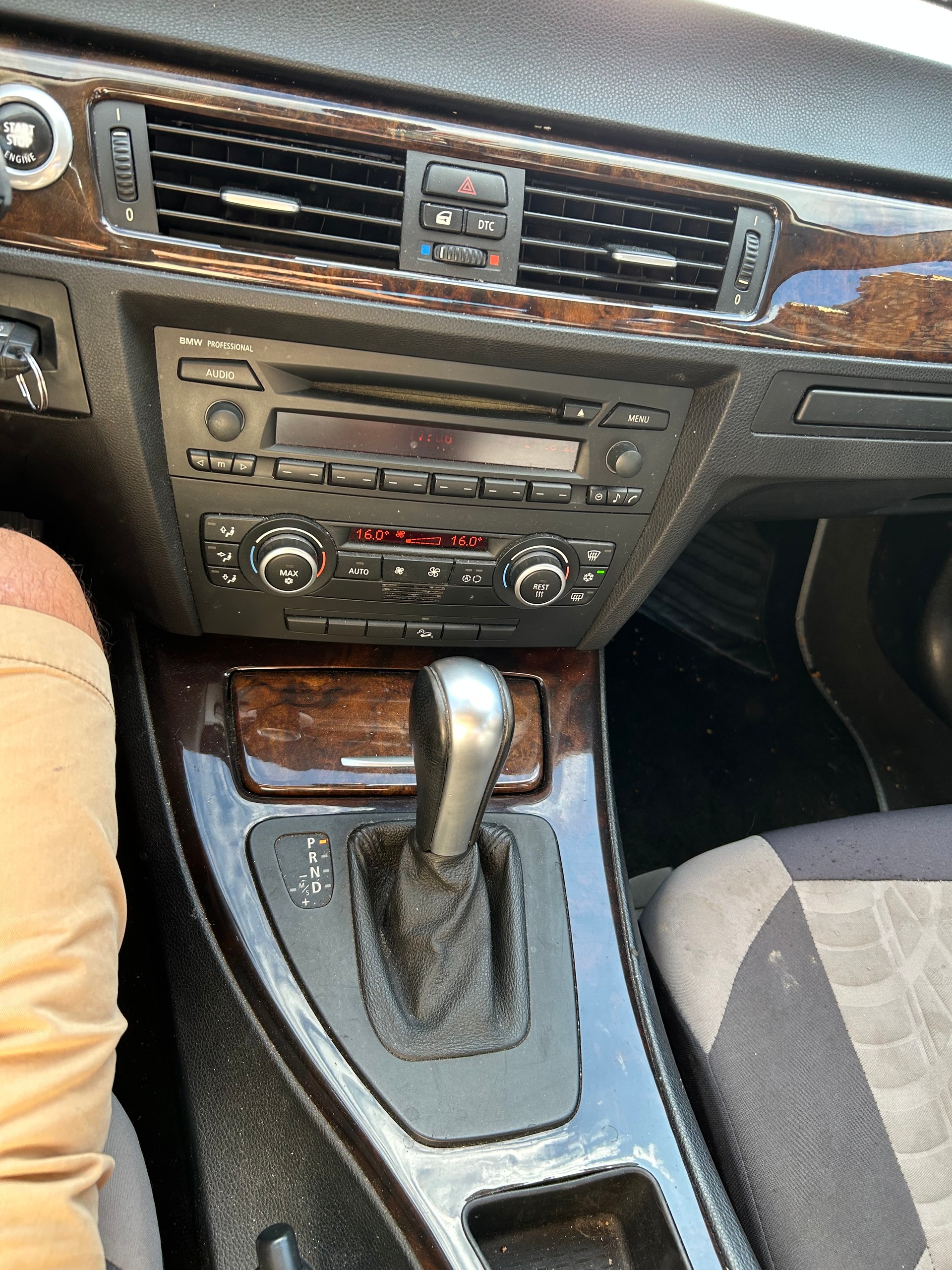 BMW 325xi-image-5