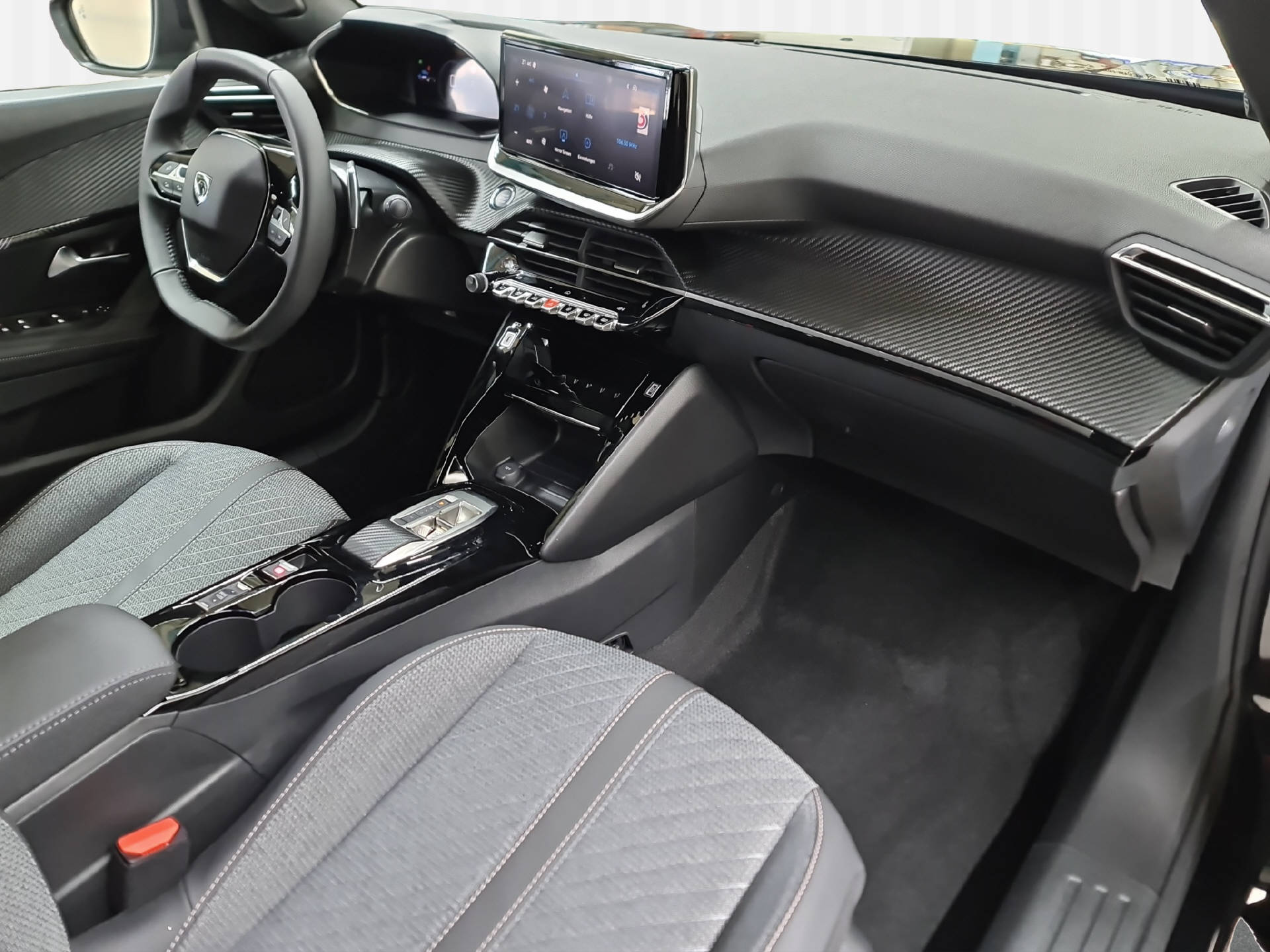 PEUGEOT 2008 1.2 Hybrid 145 GT Exclusive-image-11