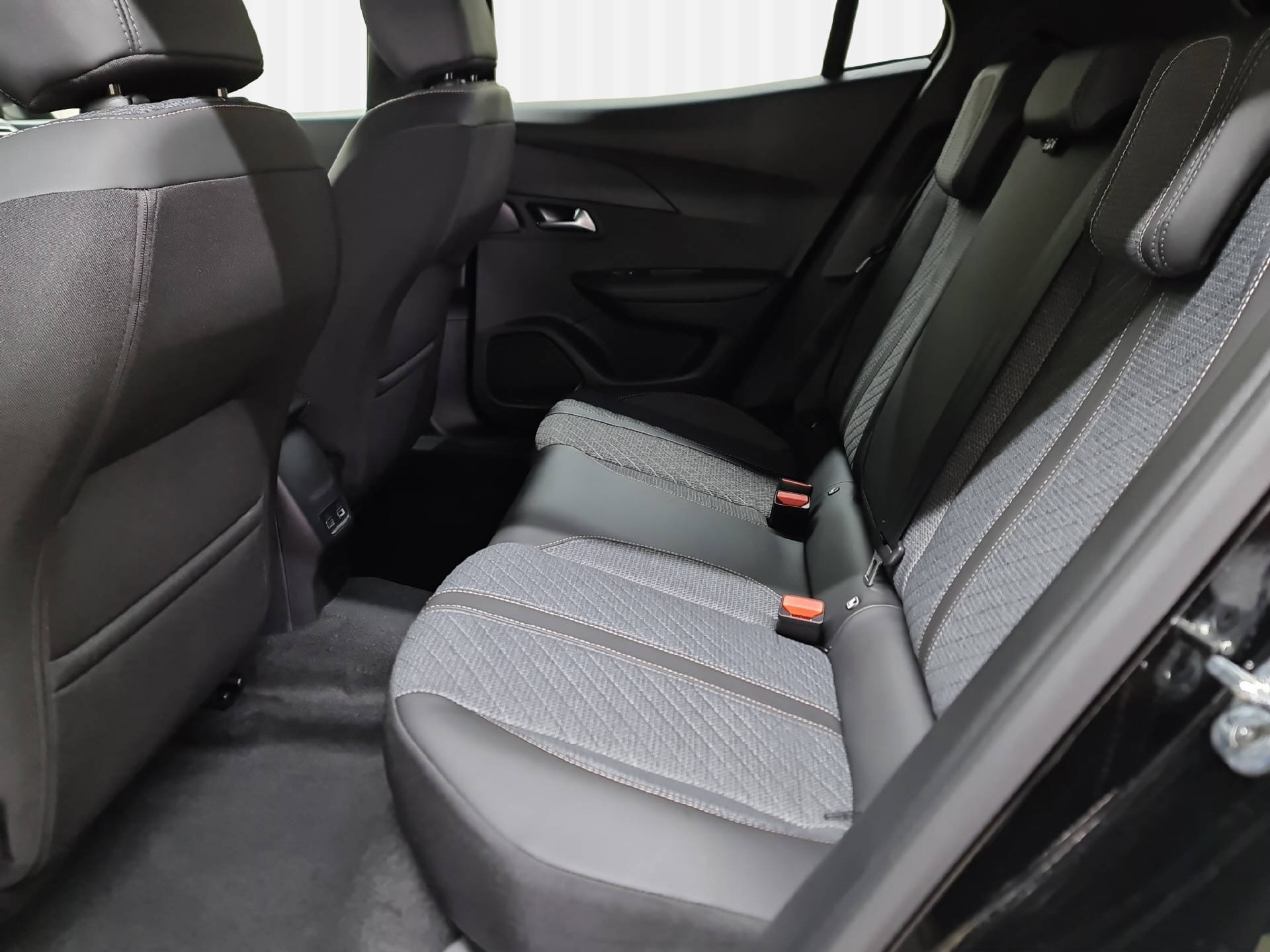 PEUGEOT 2008 1.2 Hybrid 145 GT Exclusive-image-10