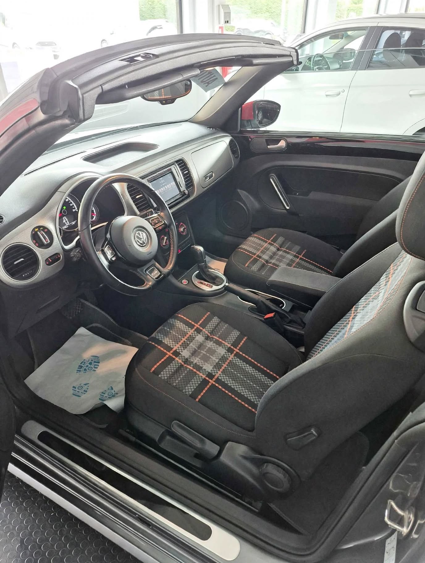VW Beetle Cabrio 1.2 TSI BMT Design DSG - AUTOMATICA-image-4