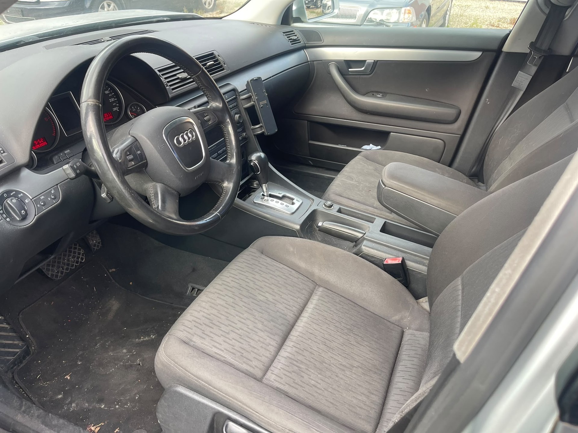 AUDI A4 Avant 2.0 TDI-image-8