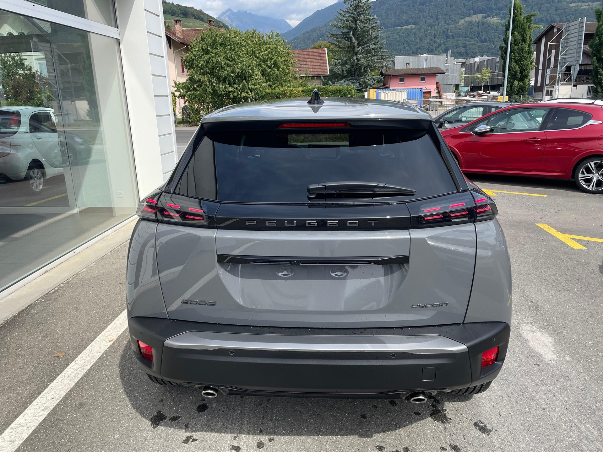 PEUGEOT 2008 1.2 Hybrid 145 Allure Premium-image-3