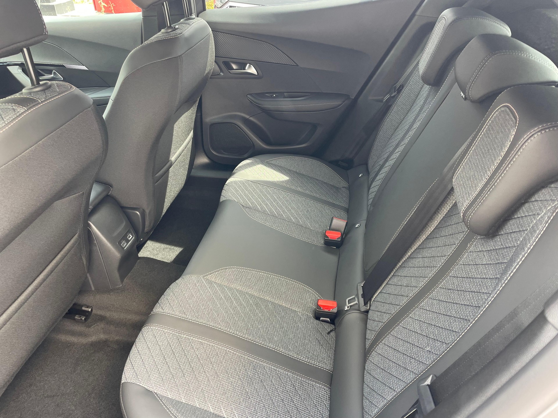 PEUGEOT 2008 1.2 Hybrid 145 Allure Premium-image-7