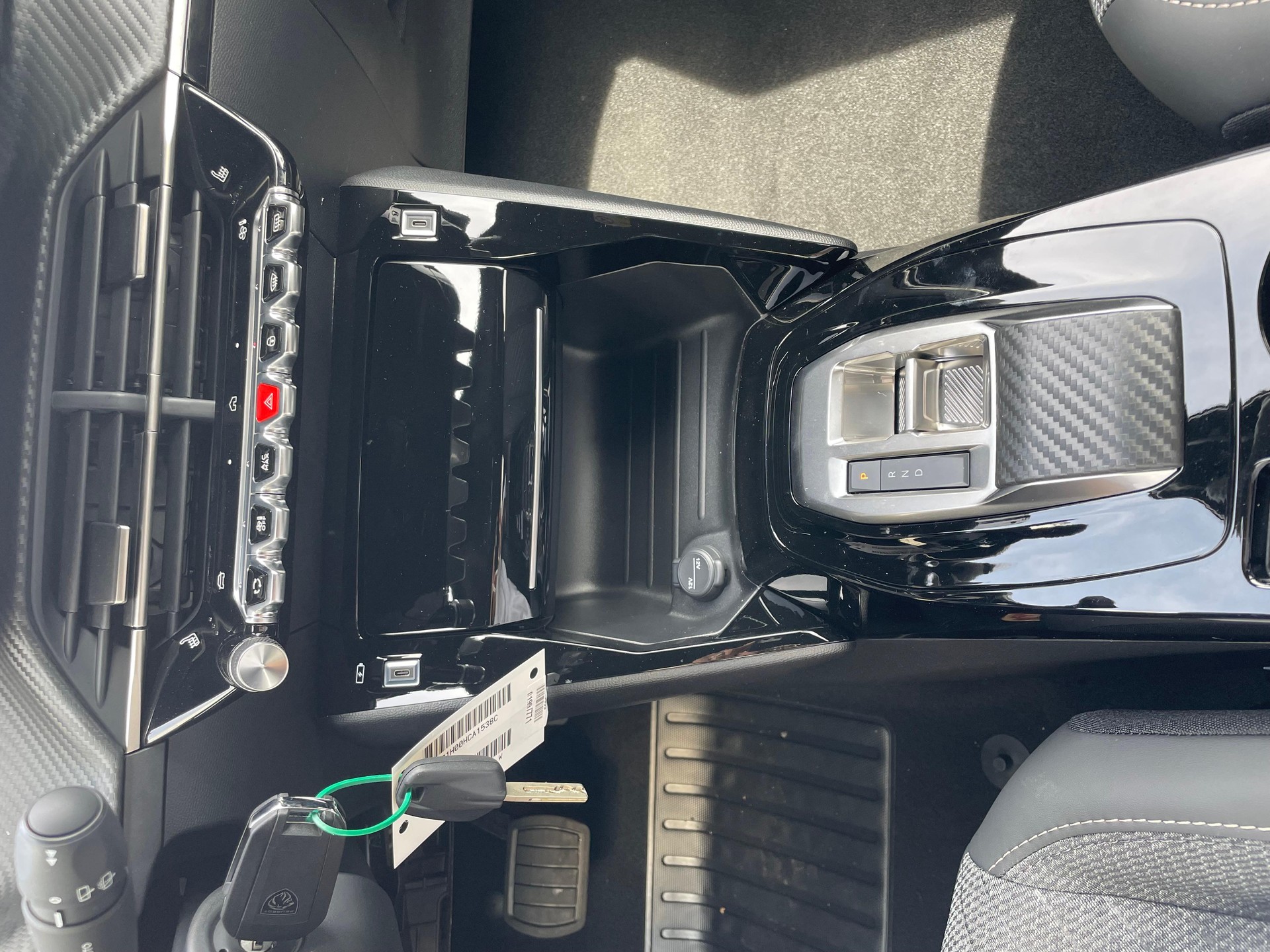 PEUGEOT 2008 1.2 Hybrid 145 Allure Premium-image-13