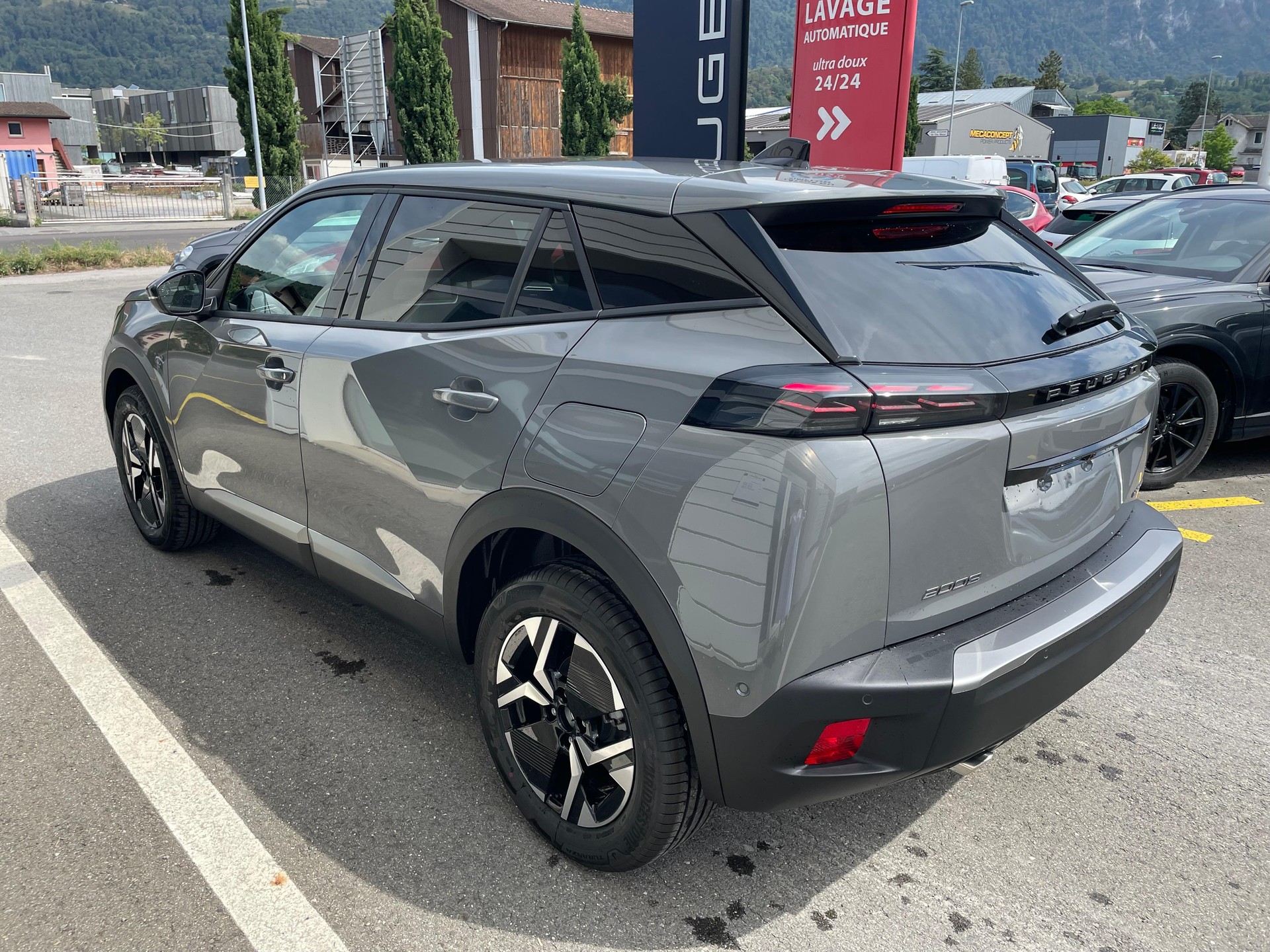 PEUGEOT 2008 1.2 Hybrid 145 Allure Premium-image-1