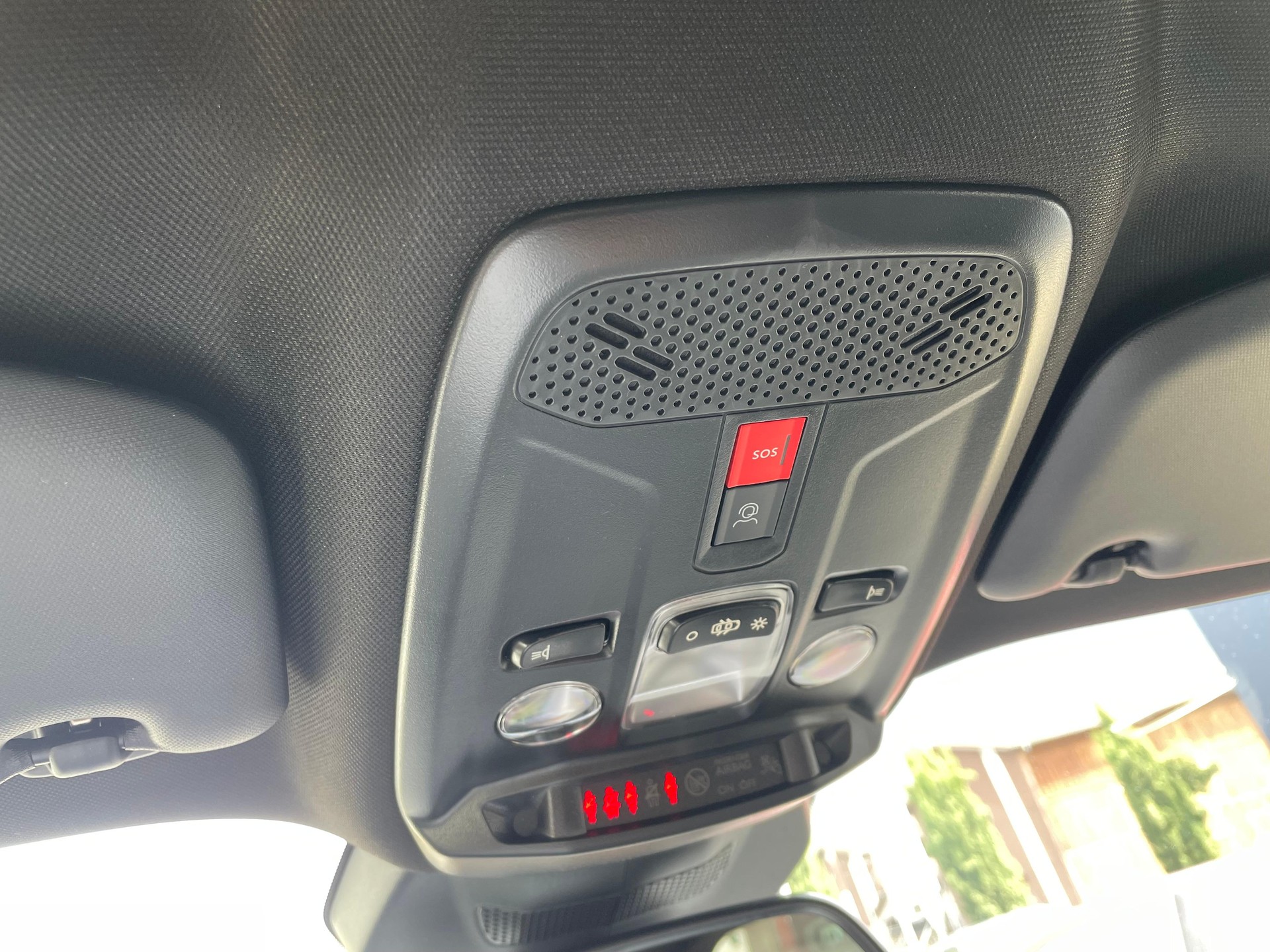 PEUGEOT 2008 1.2 Hybrid 145 Allure Premium-image-12