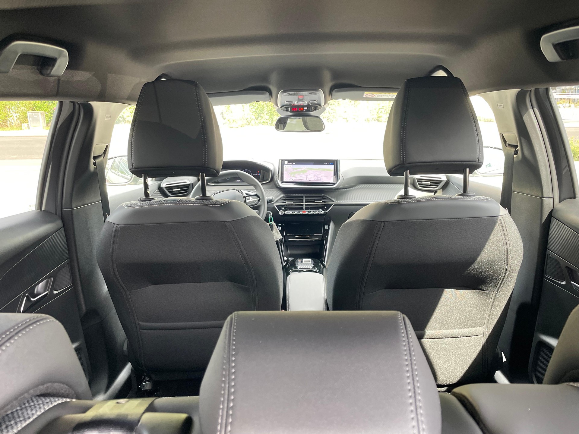 PEUGEOT 2008 1.2 Hybrid 145 Allure Premium-image-4