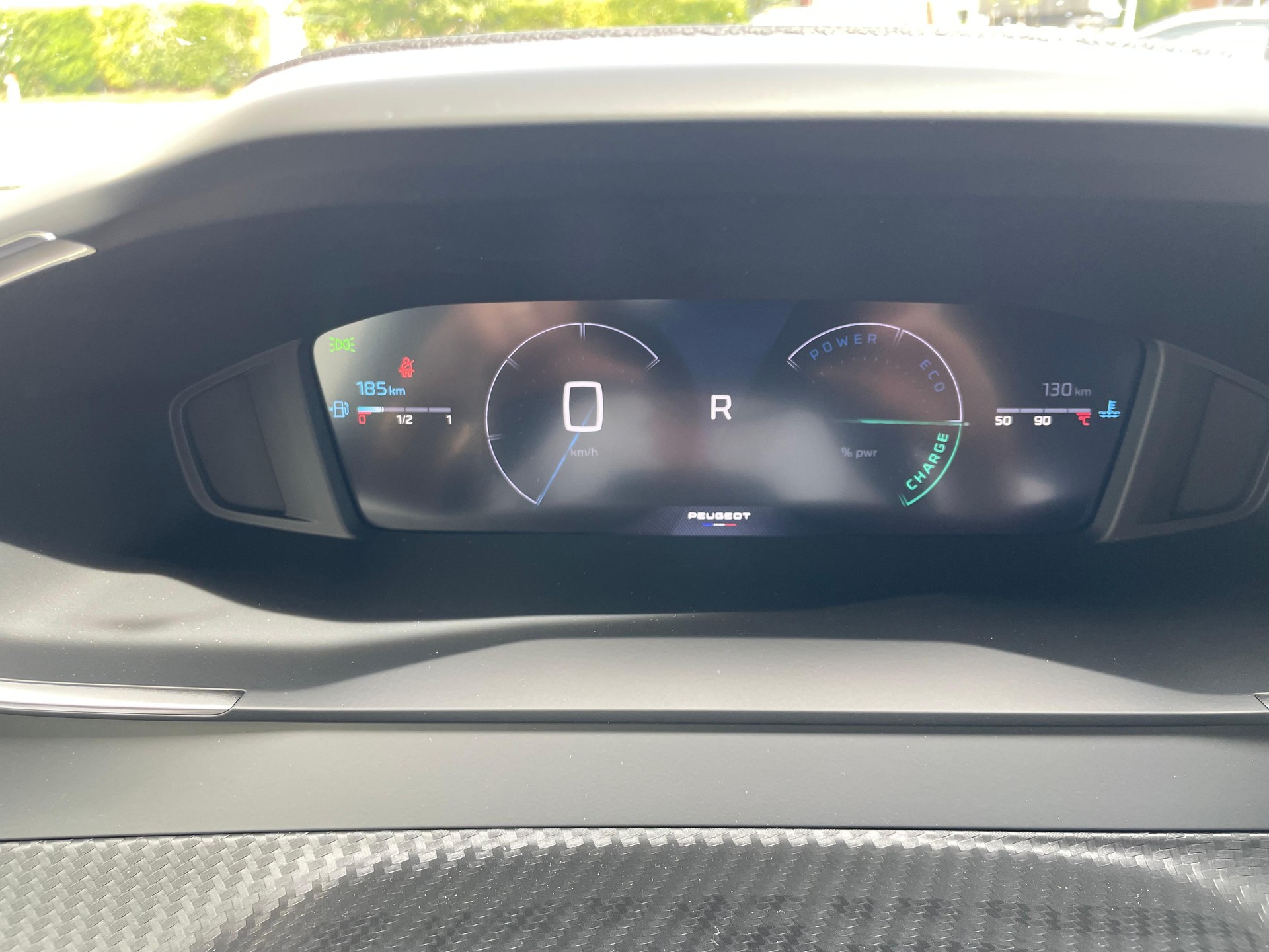 PEUGEOT 2008 1.2 Hybrid 145 Allure Premium-image-9
