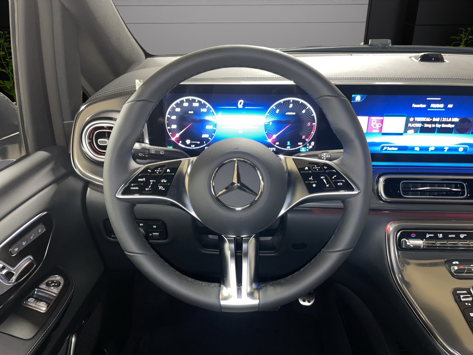 MERCEDES-BENZ V 300 d lang 4Matic Swiss Edition 9G-Tronic-image-12