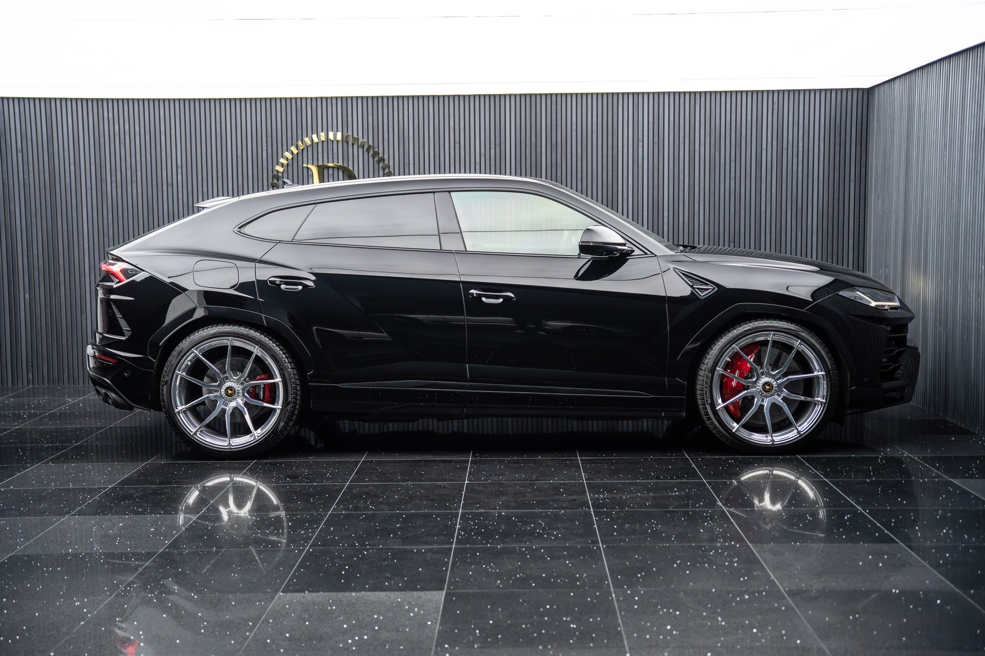 LAMBORGHINI Urus E-Gear-showroom-element-1