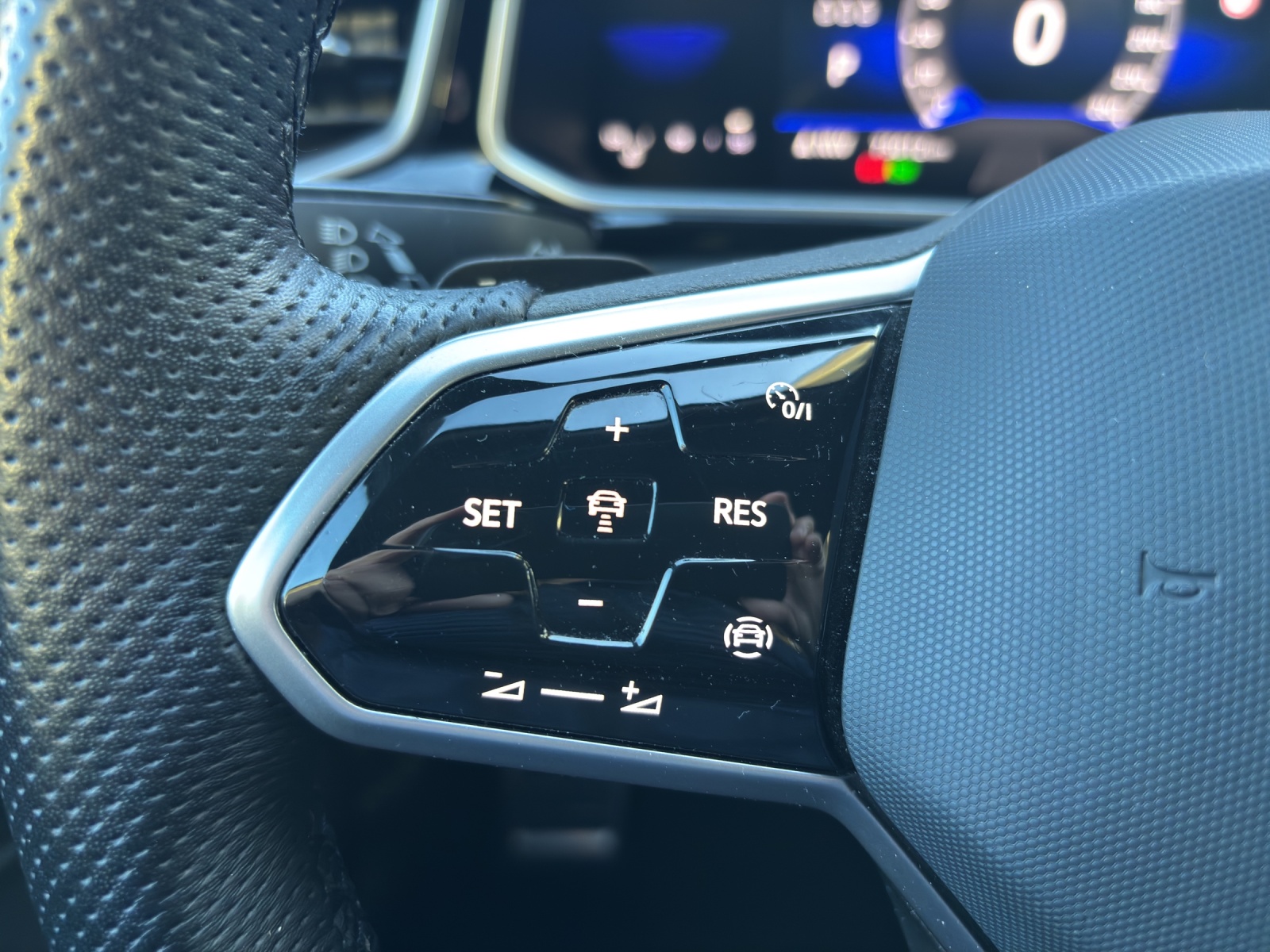 VW T-Roc 2.0 TSI R-Line DSG 4Motion mit AHK, Standheizung & Winterräder-image-12