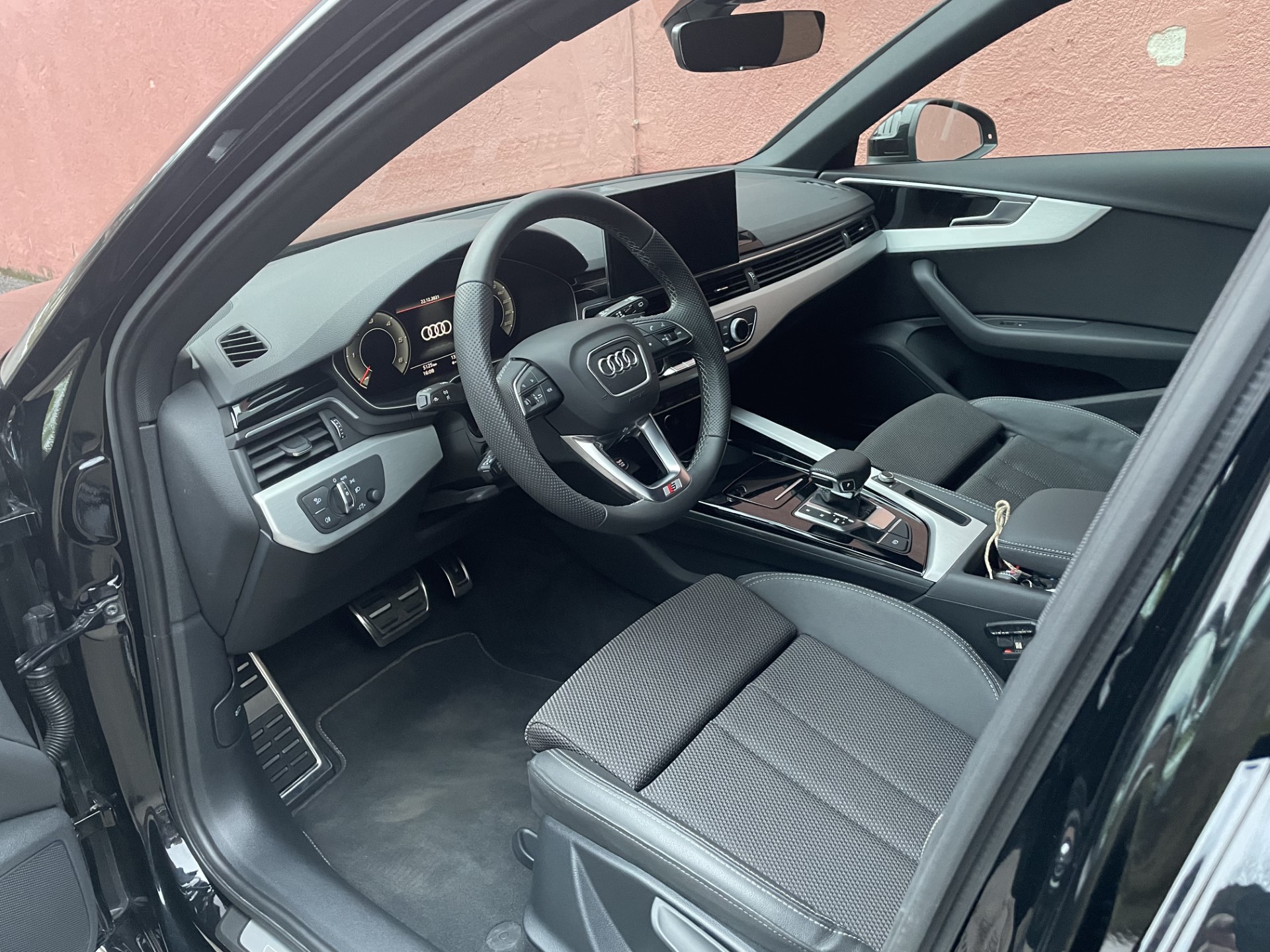 AUDI A4 Avant 35 TDI S line S-tronic-image-5