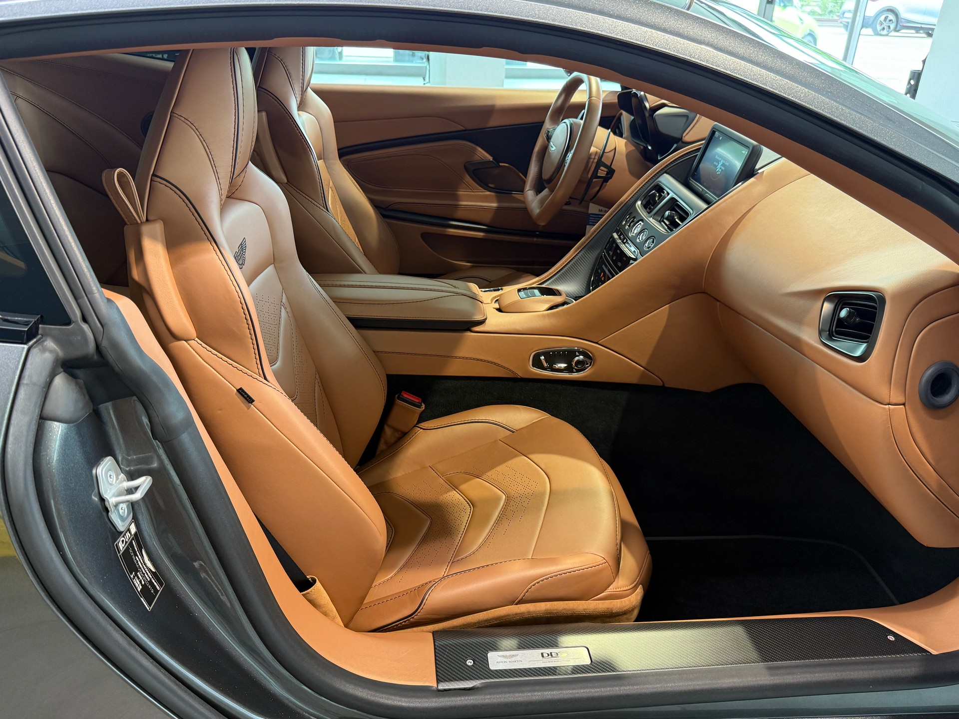 ASTON MARTIN DBS Coupé Superleggera-image-11