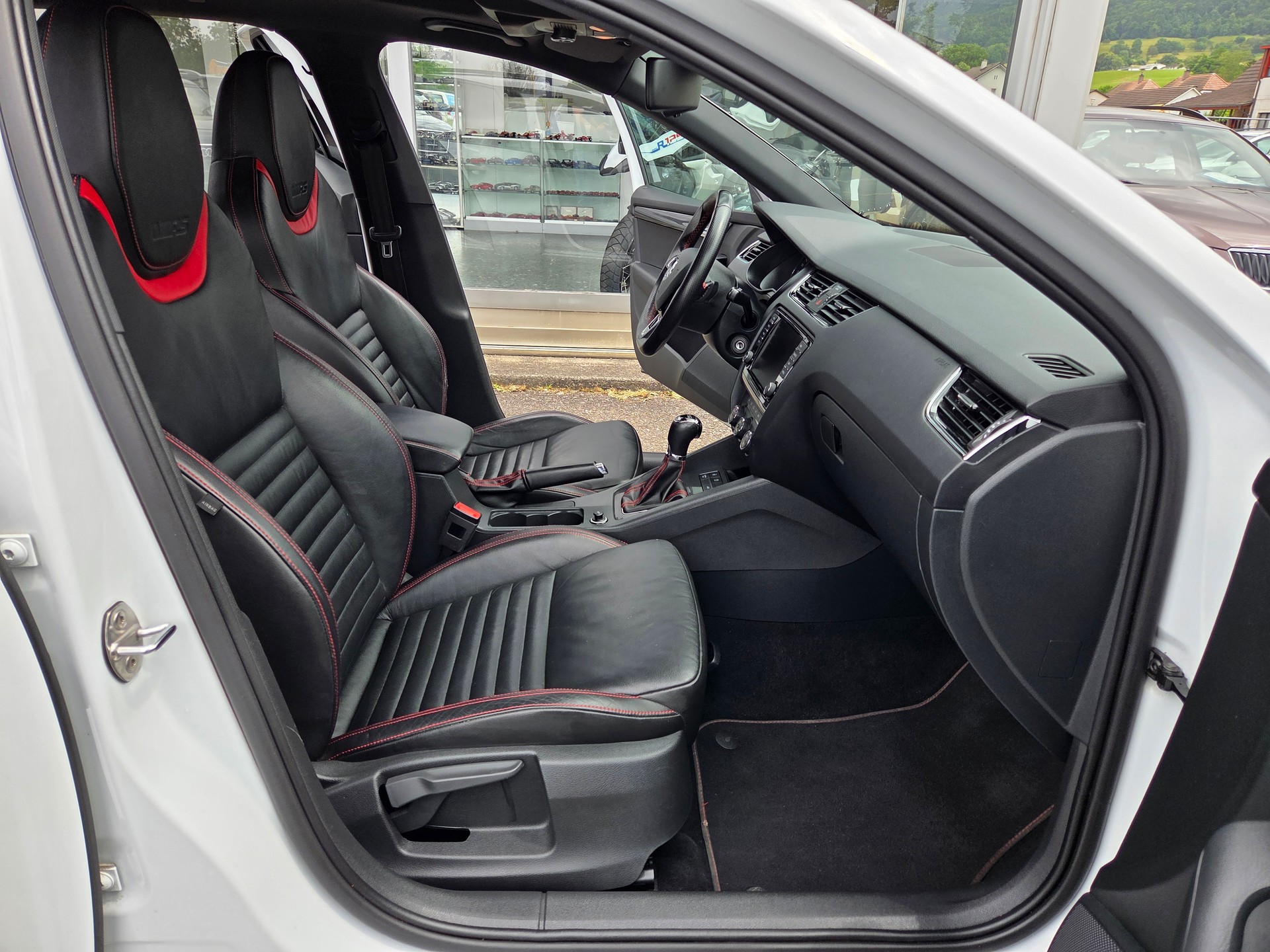 SKODA Octavia Combi 2.0 TDI RS 4x4 DSG-image-9