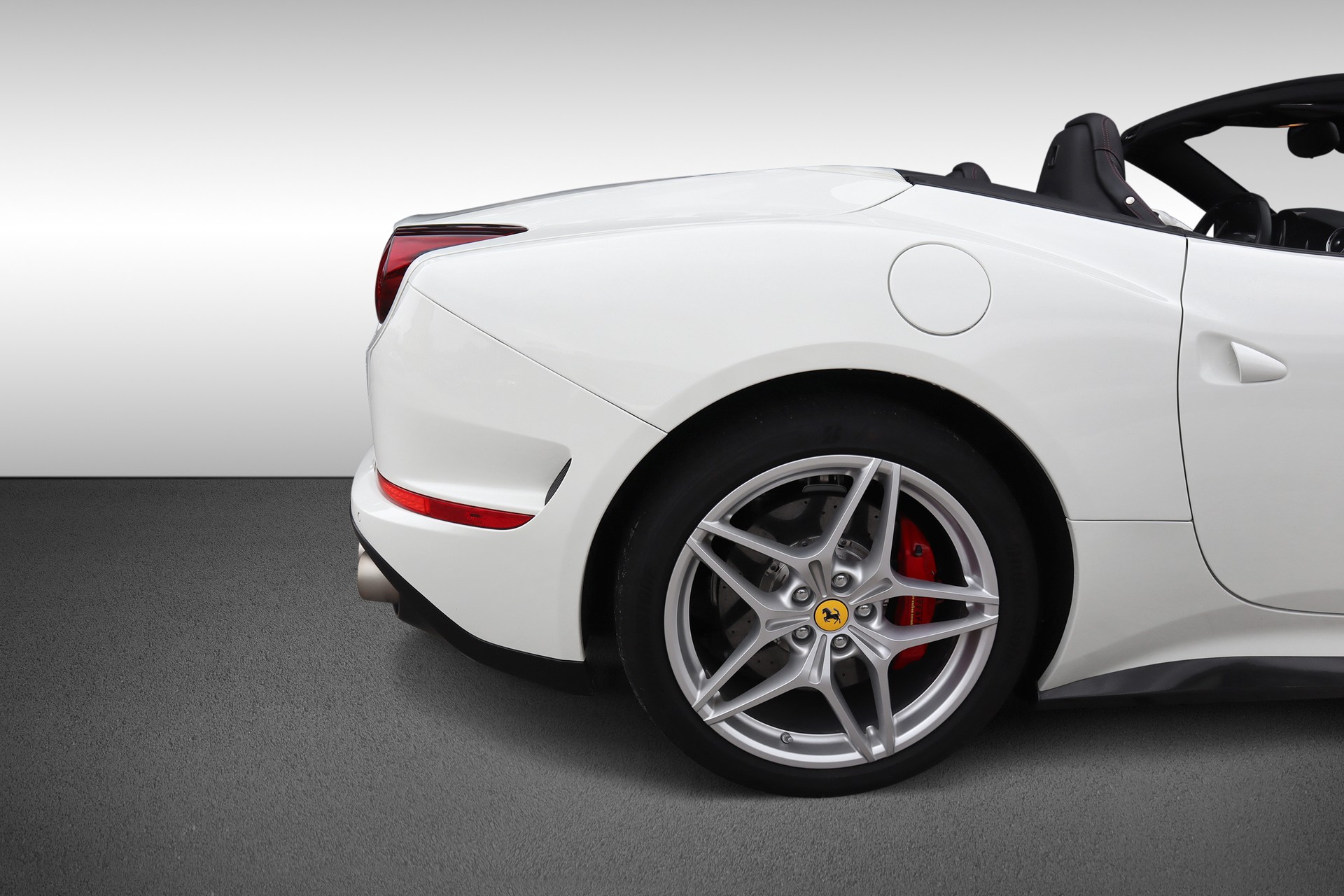 FERRARI California T-image-8