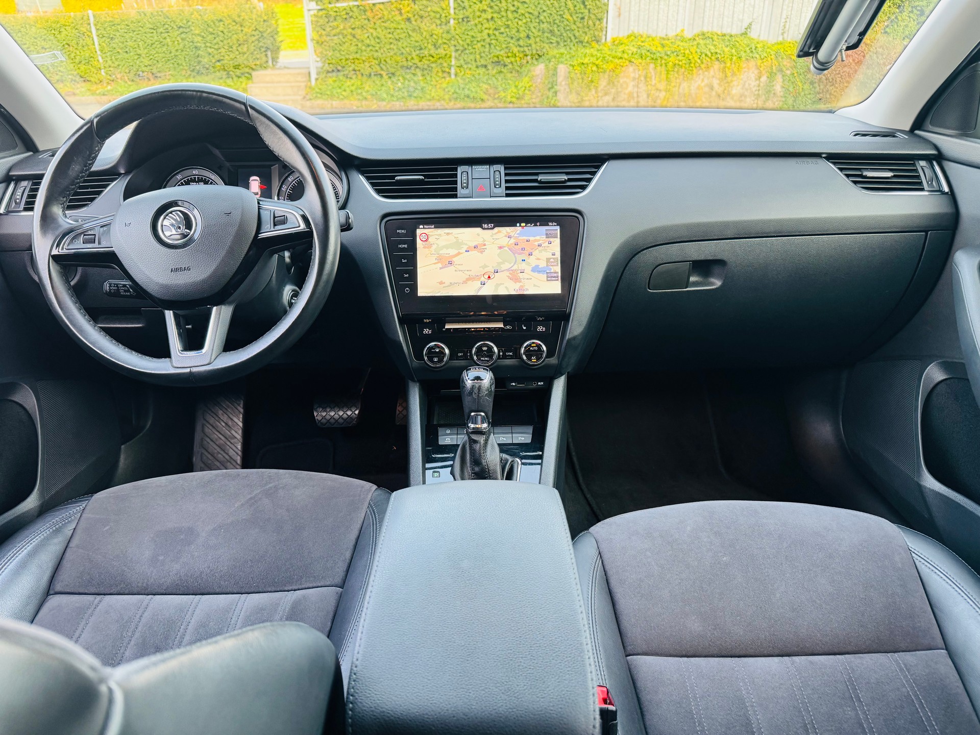 SKODA Octavia Combi 1.8 TSI Style DSG-image-2