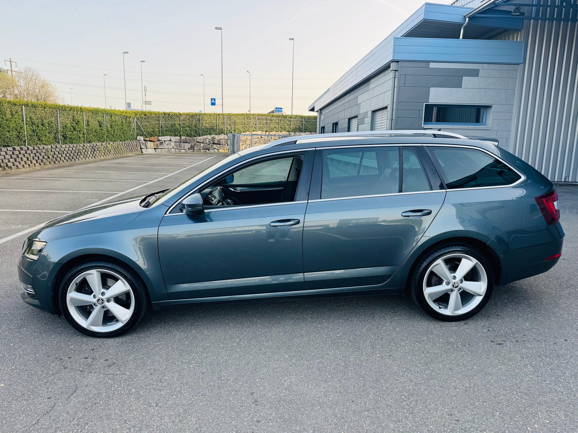 SKODA Octavia Combi 1.8 TSI Style DSG-image-1