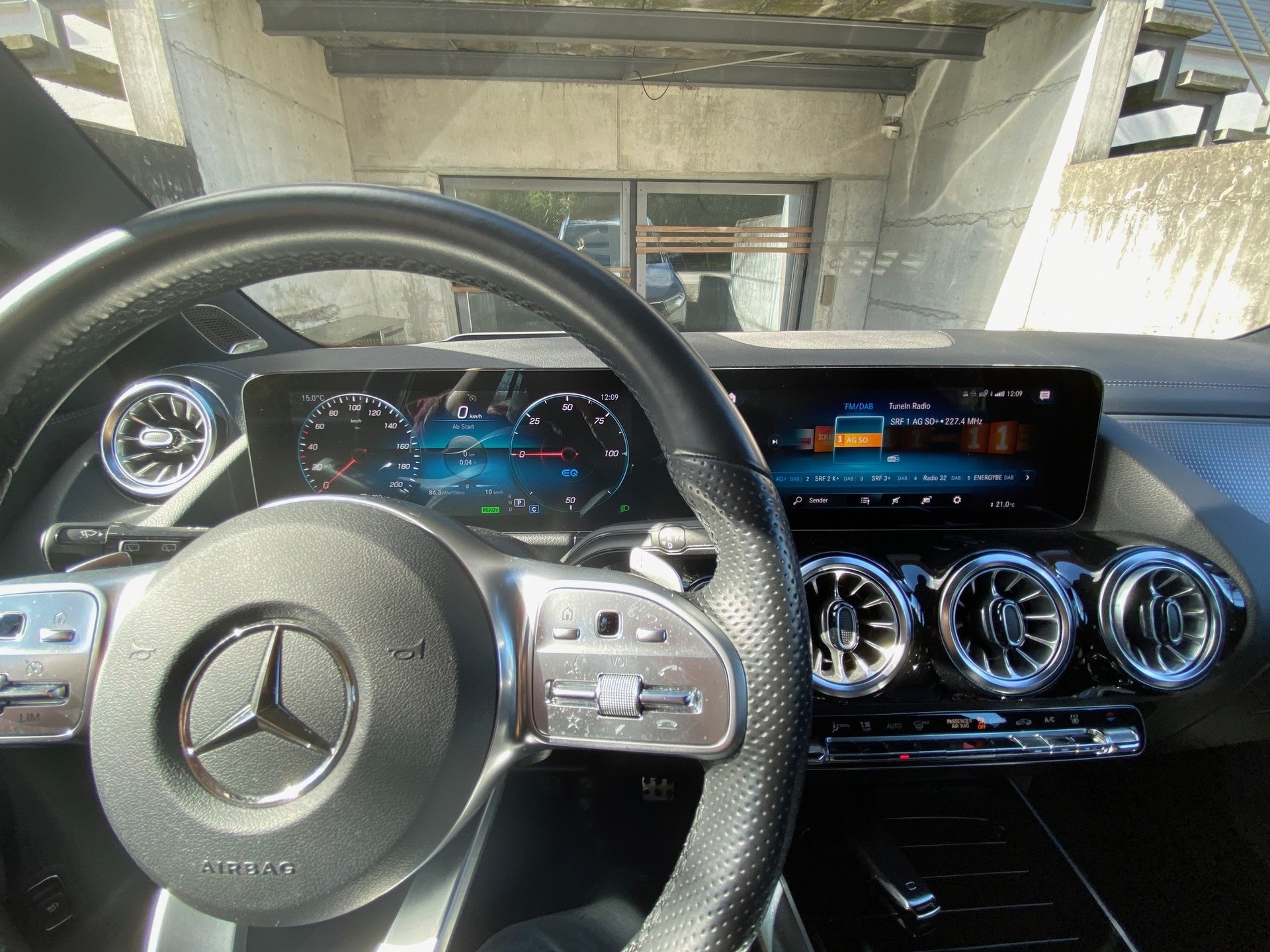 MERCEDES-BENZ EQA 250 AMG Line-image-4