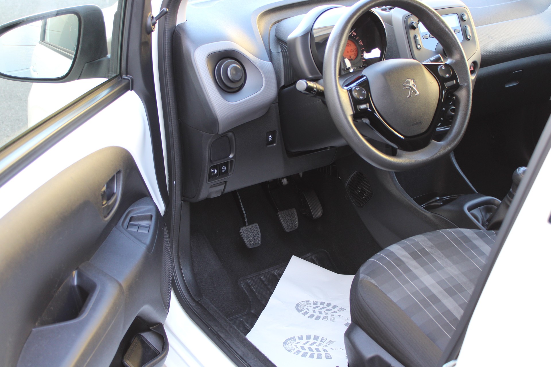 PEUGEOT 108 e-1.0 VTi Stop&Start Active-image-9