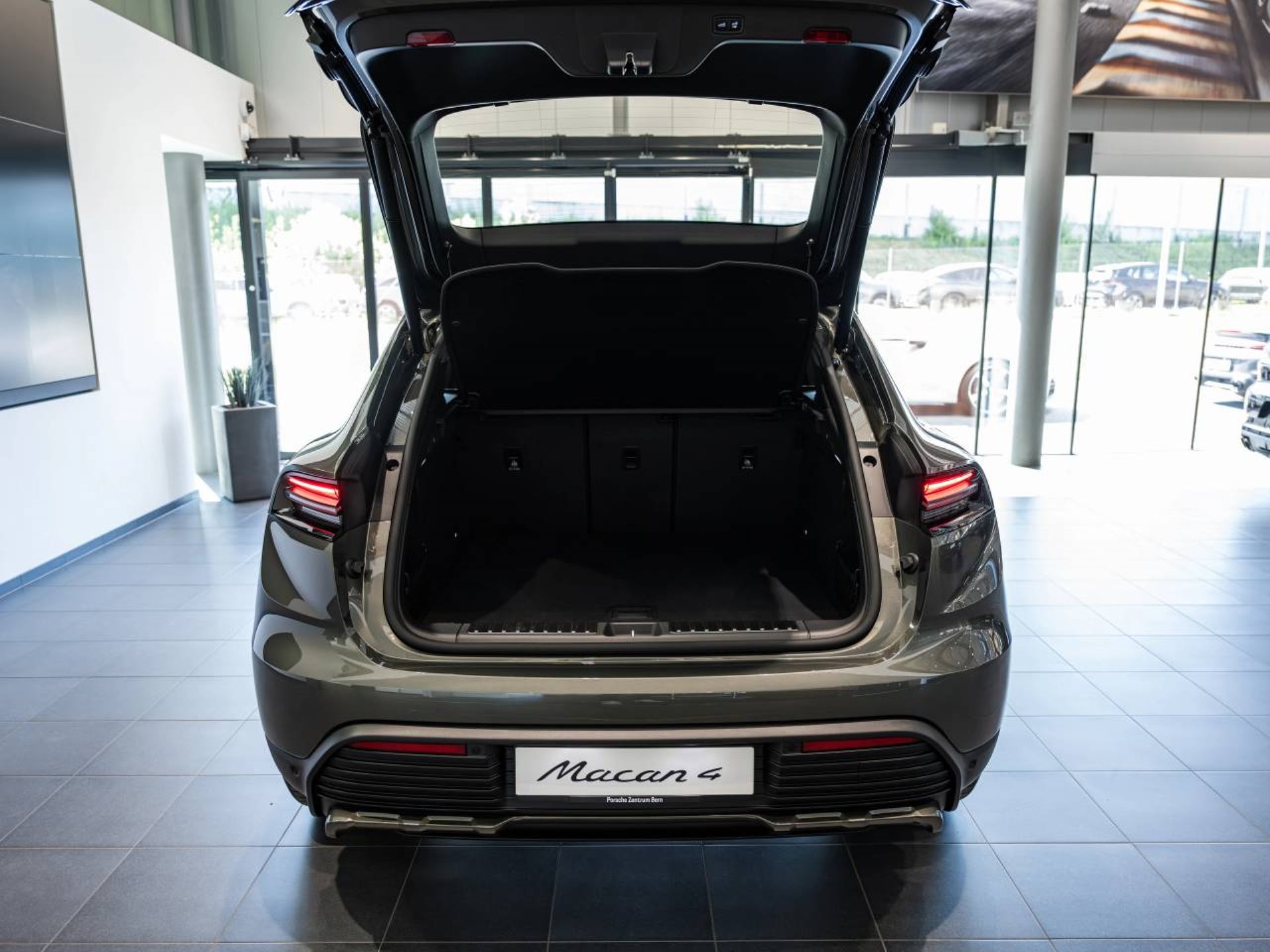 PORSCHE Macan 4-image-12
