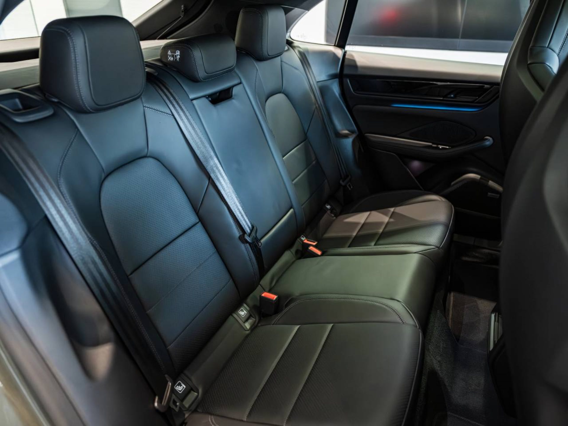 PORSCHE Macan 4-image-19