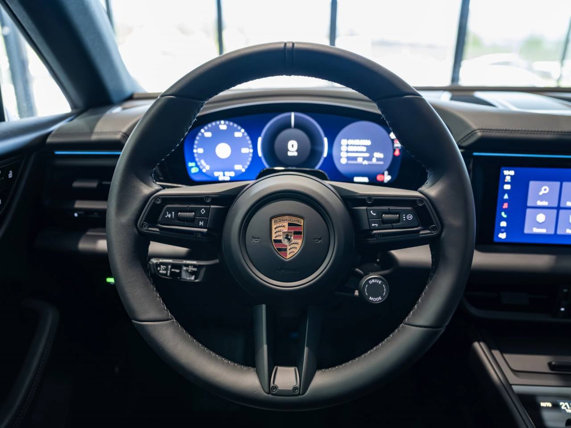 PORSCHE Macan 4-image-13
