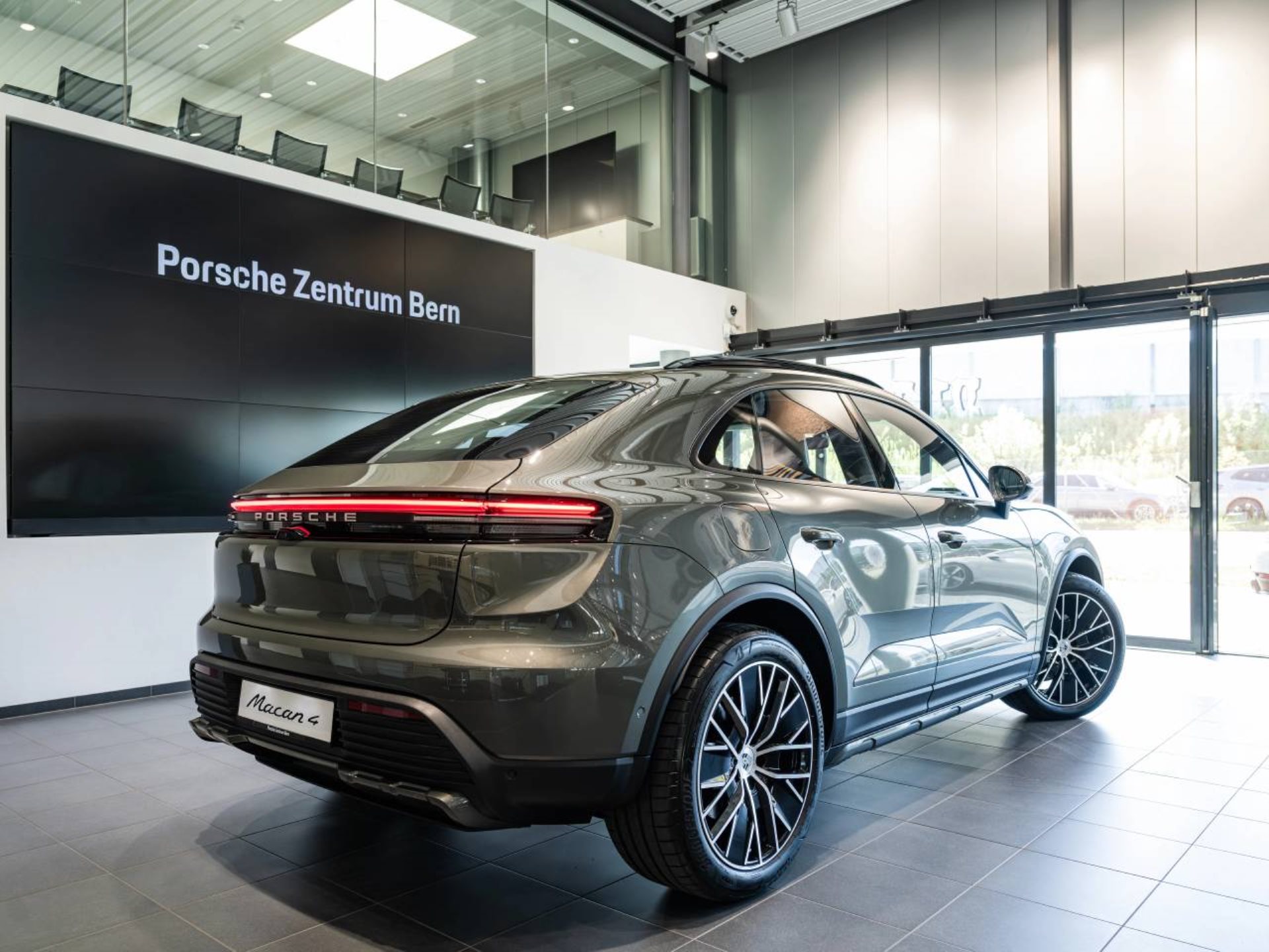 PORSCHE Macan 4-image-2