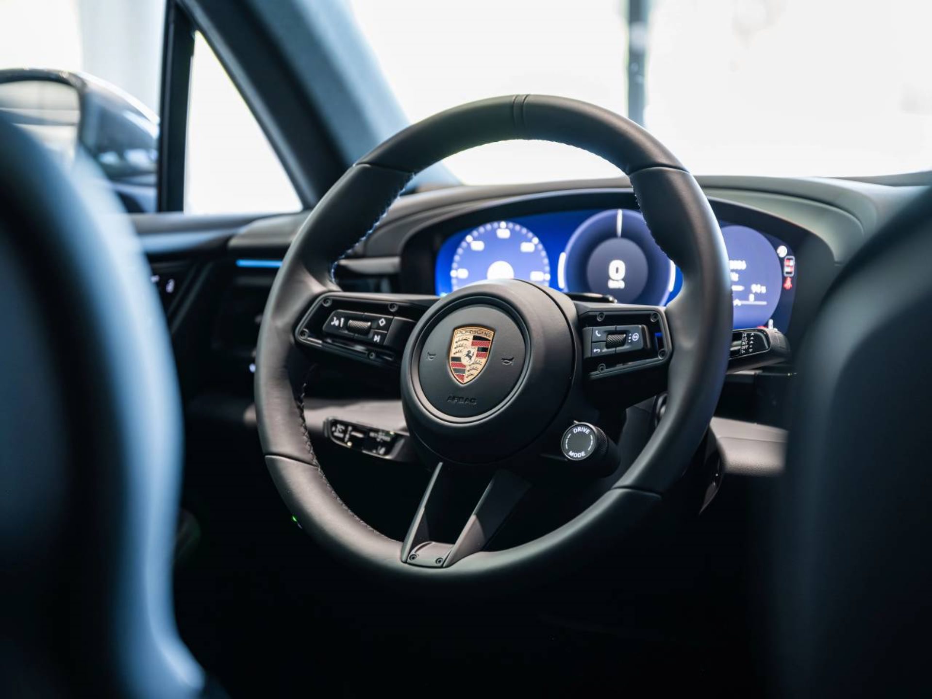 PORSCHE Macan 4-image-14