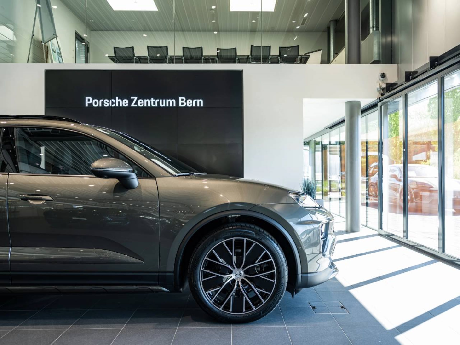 PORSCHE Macan 4-image-10