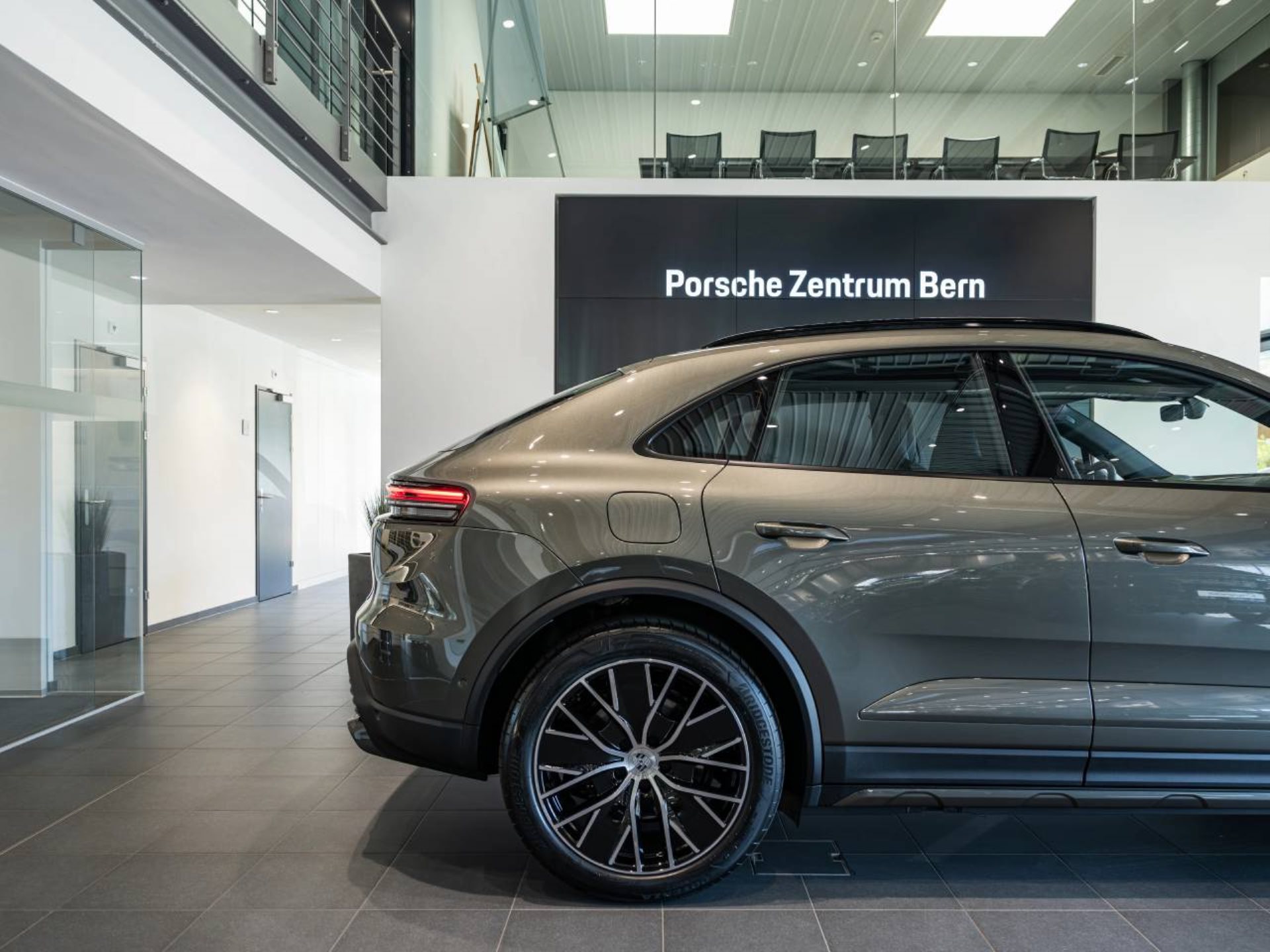 PORSCHE Macan 4-image-9